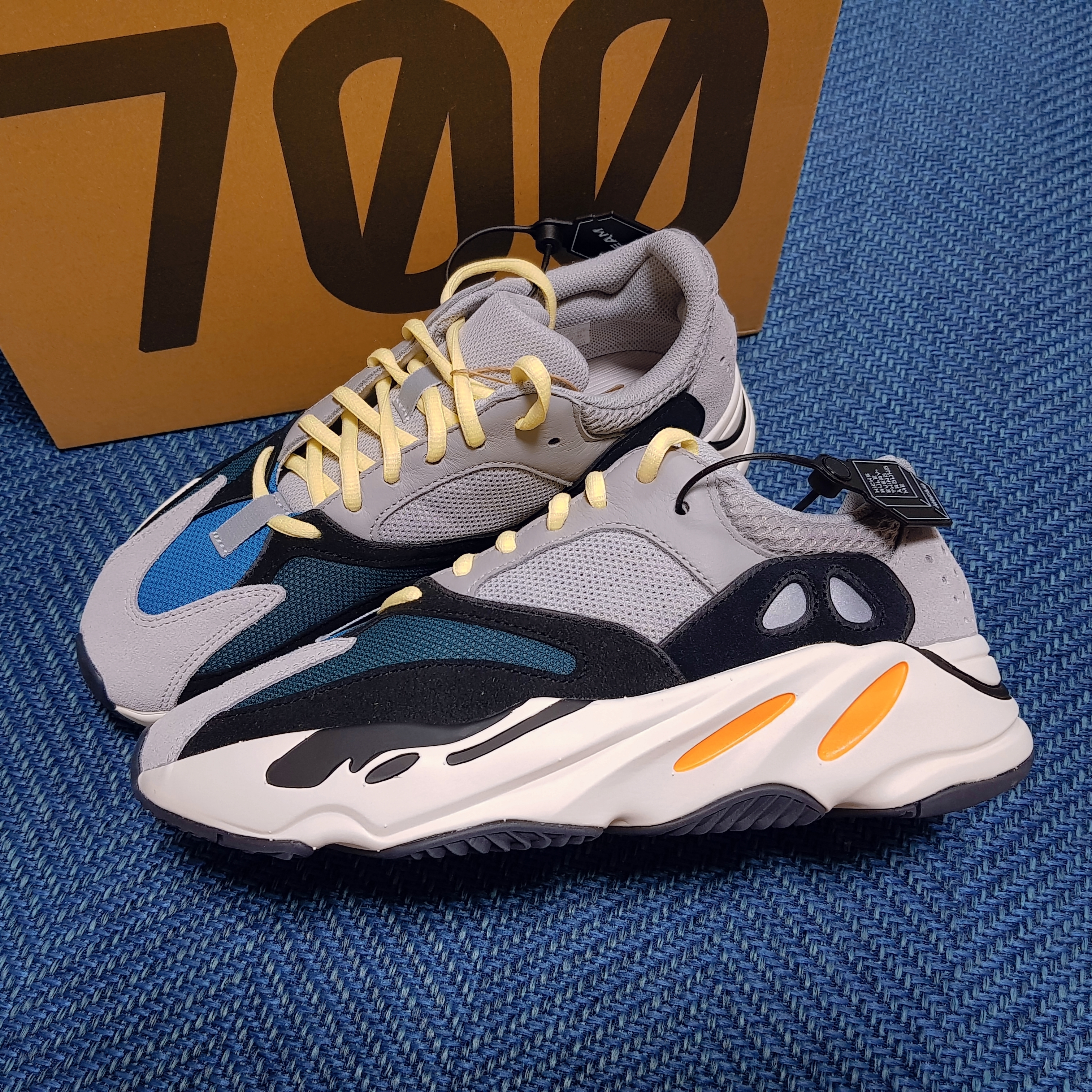 Adidas Yeezy Boost 700 Wave Runner Solid Grey 2021/2022 착용 스타일