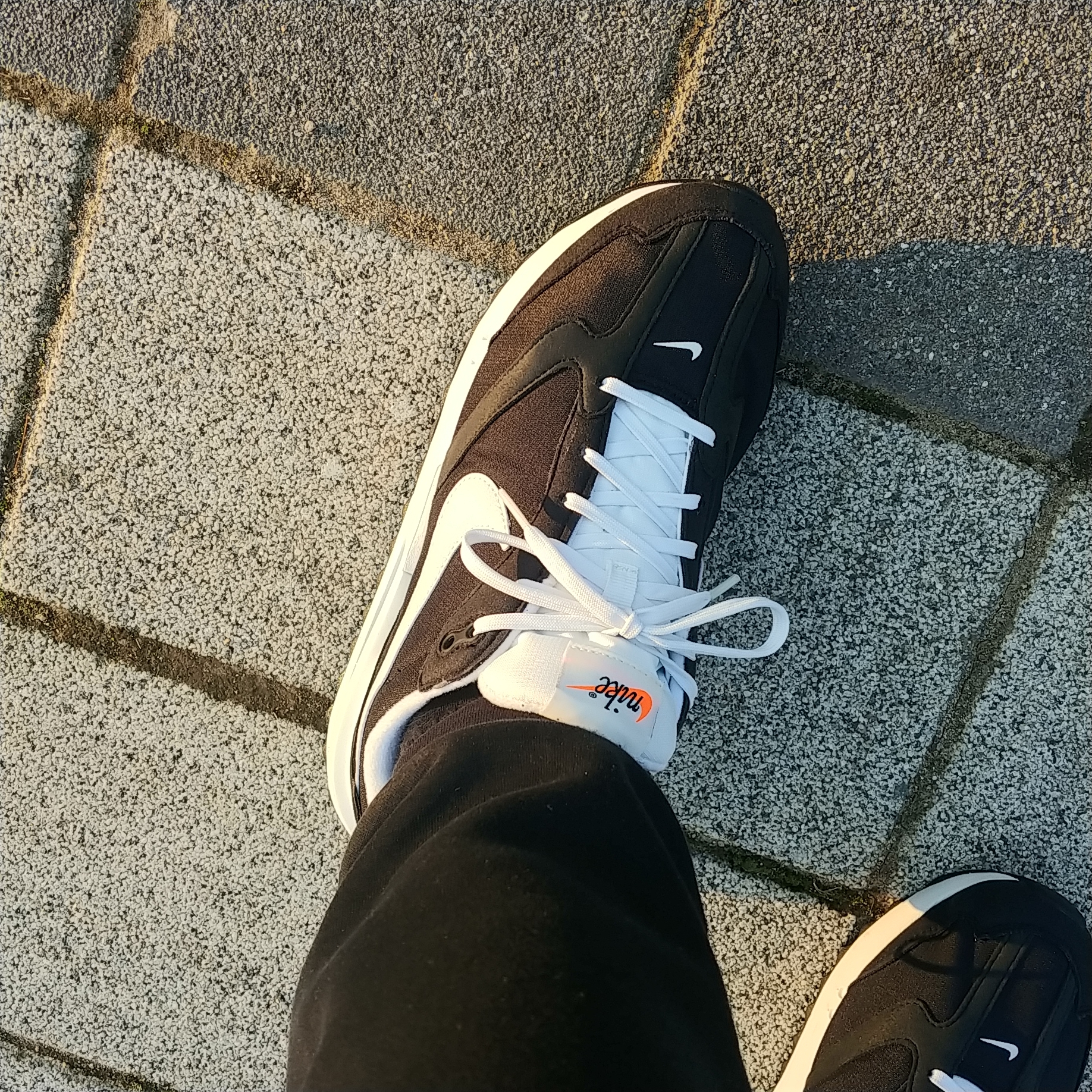 Nike Air Max Dawn Black White 착용 스타일 - 2