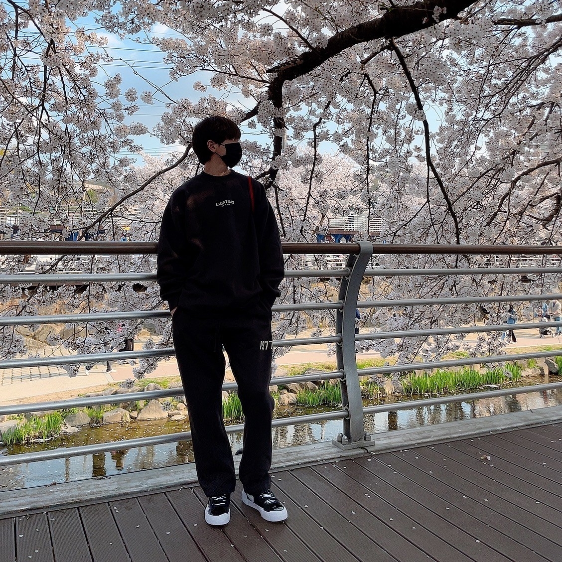 Nike x Sacai Blazer Low Black Patent Leather, Essentials 1977 Relaxed Sweatpants Iron - 22SS 착용 스타일