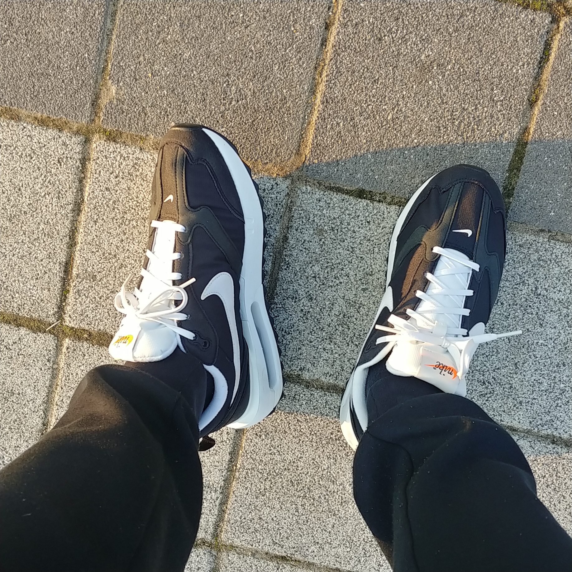 Nike Air Max Dawn Black White 착용 스타일 - 1