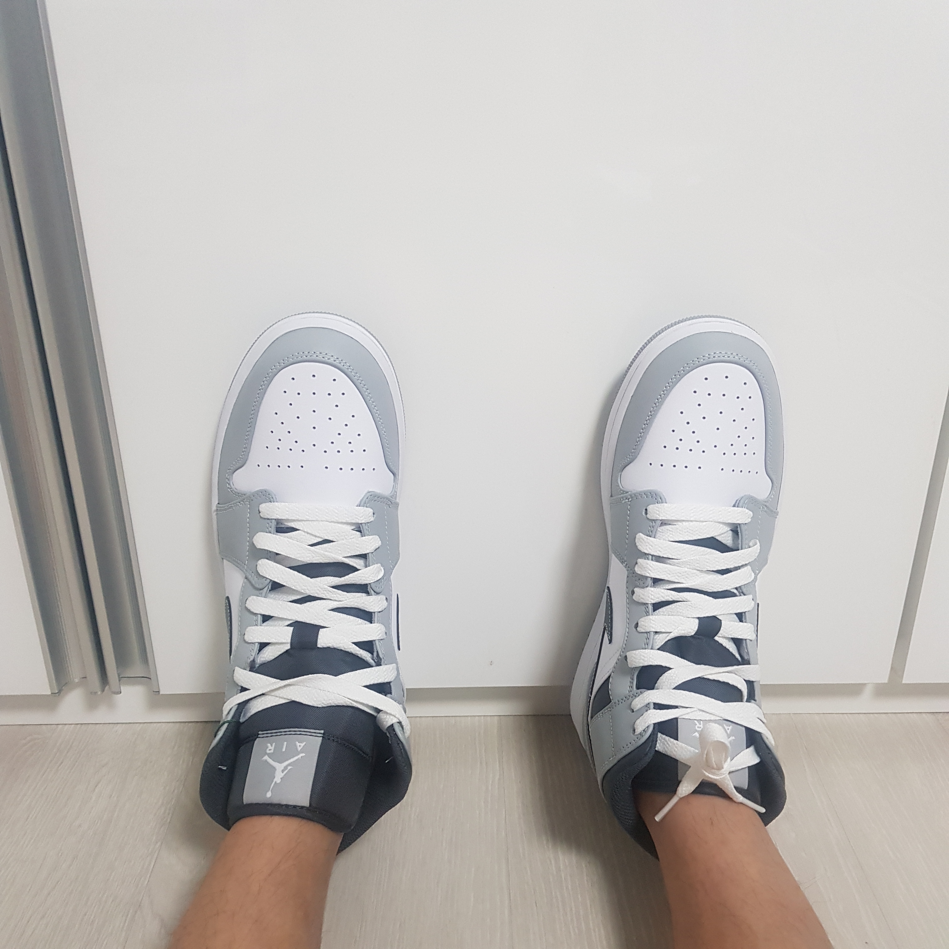 Jordan 1 Mid Light Smoke Grey Anthracite 착용 스타일 - 1