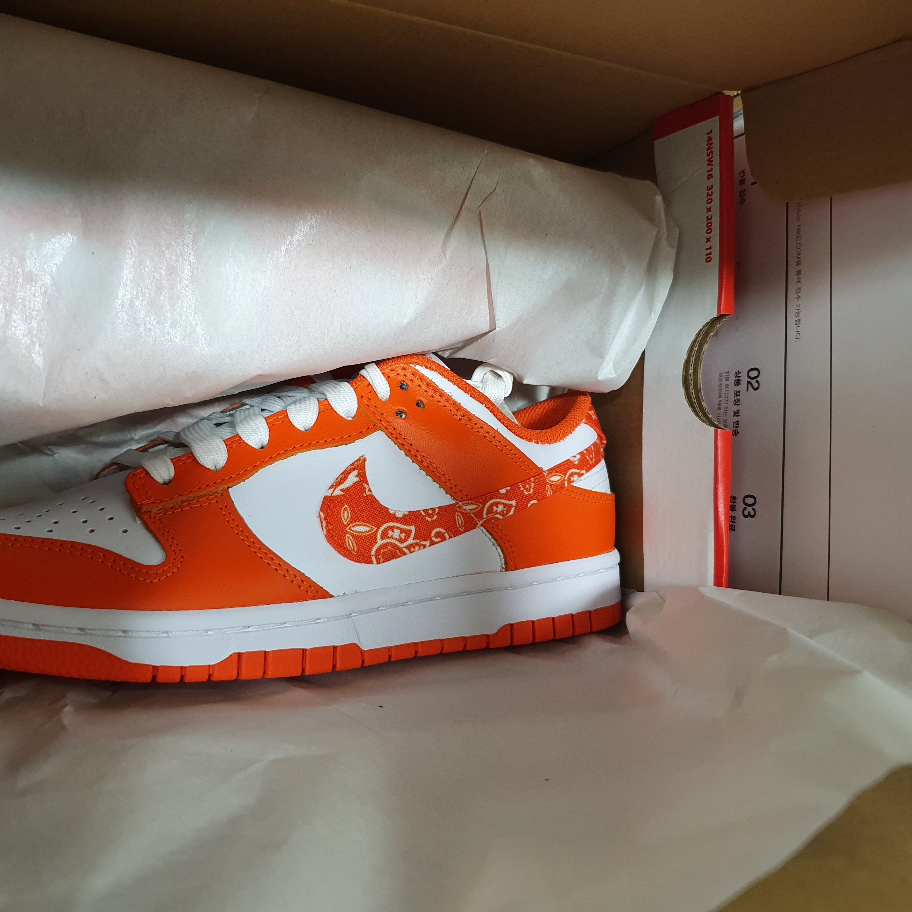 (W) Nike Dunk Low Essential Orange Paisley 착용 스타일