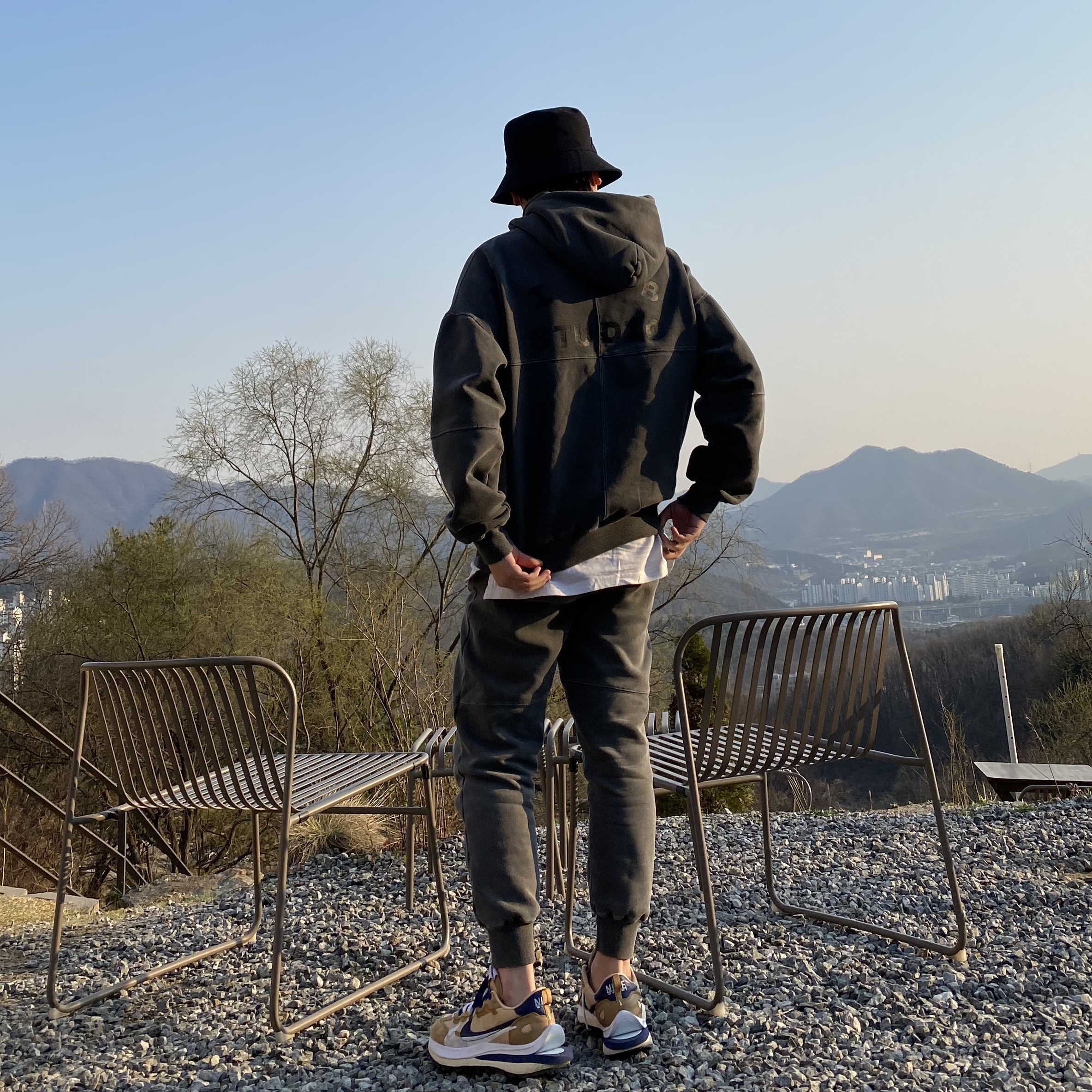 IAB Studio Blocked Pigment Hoodie Black, IAB Studio Blocked Pigment Sweatpants Black 착용 스타일