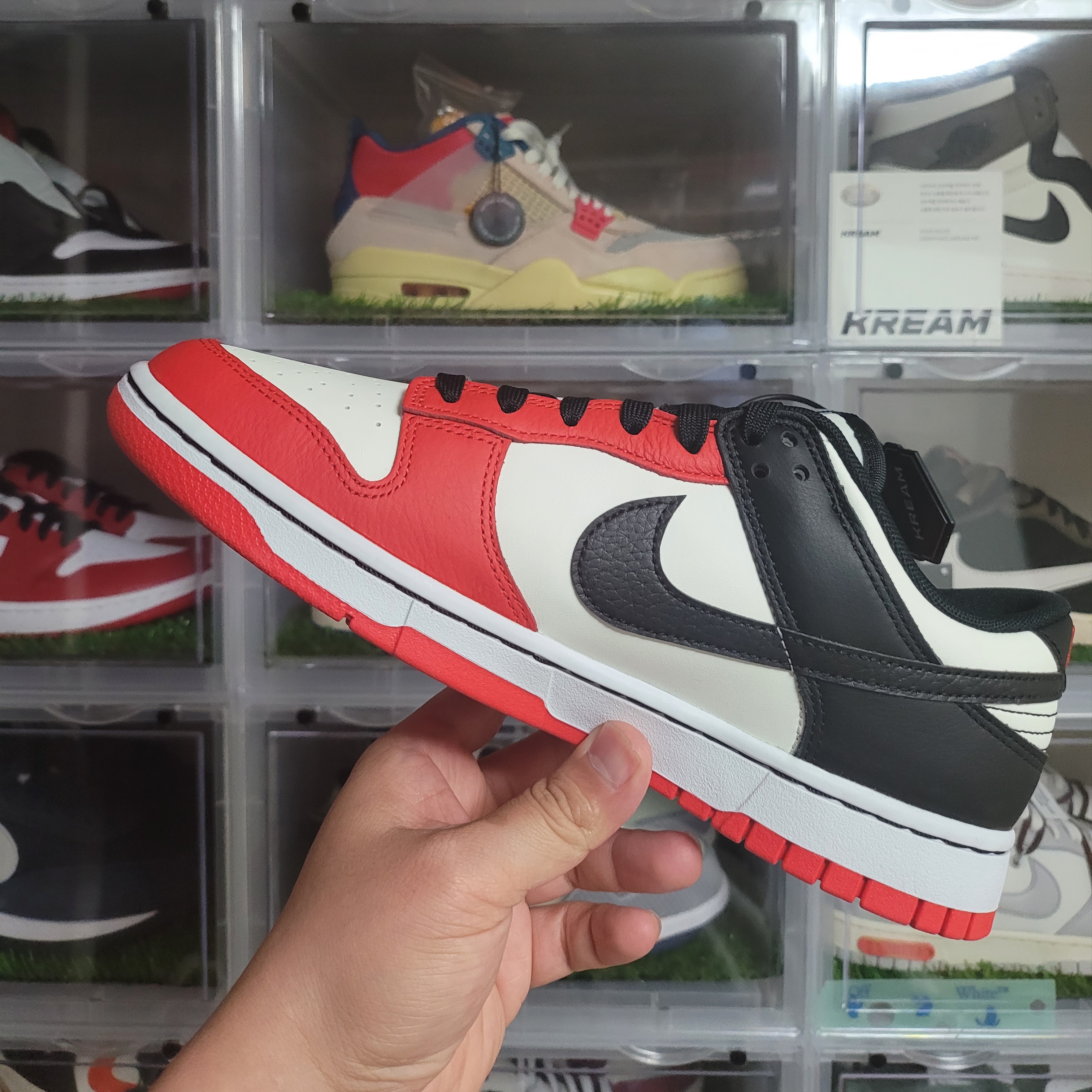 Nike x NBA Dunk Low Retro EMB Black and Chile Red 착용 스타일 - 2
