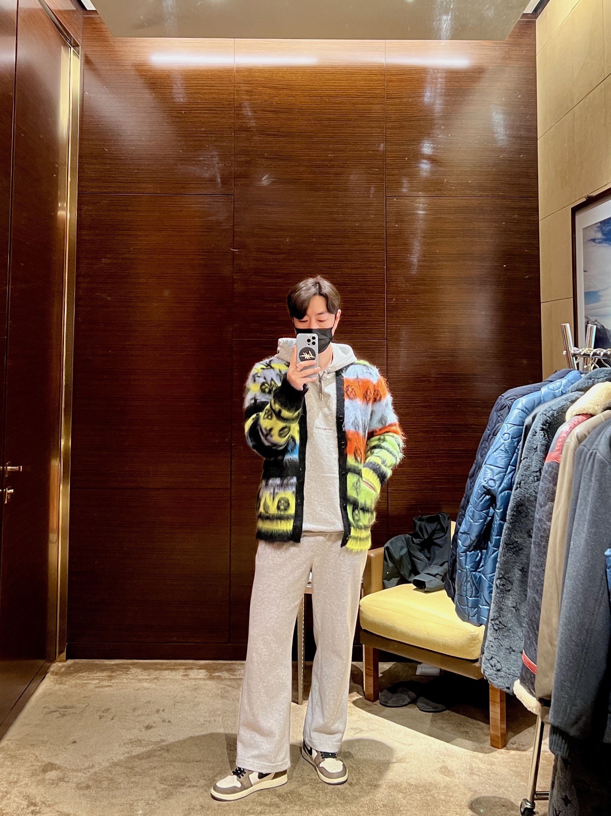 Jordan 1 x Travis Scott Retro High OG SP Mocha, Louis Vuitton Monogram Mohair Cardigan Multicolor 착용 스타일 - 1
