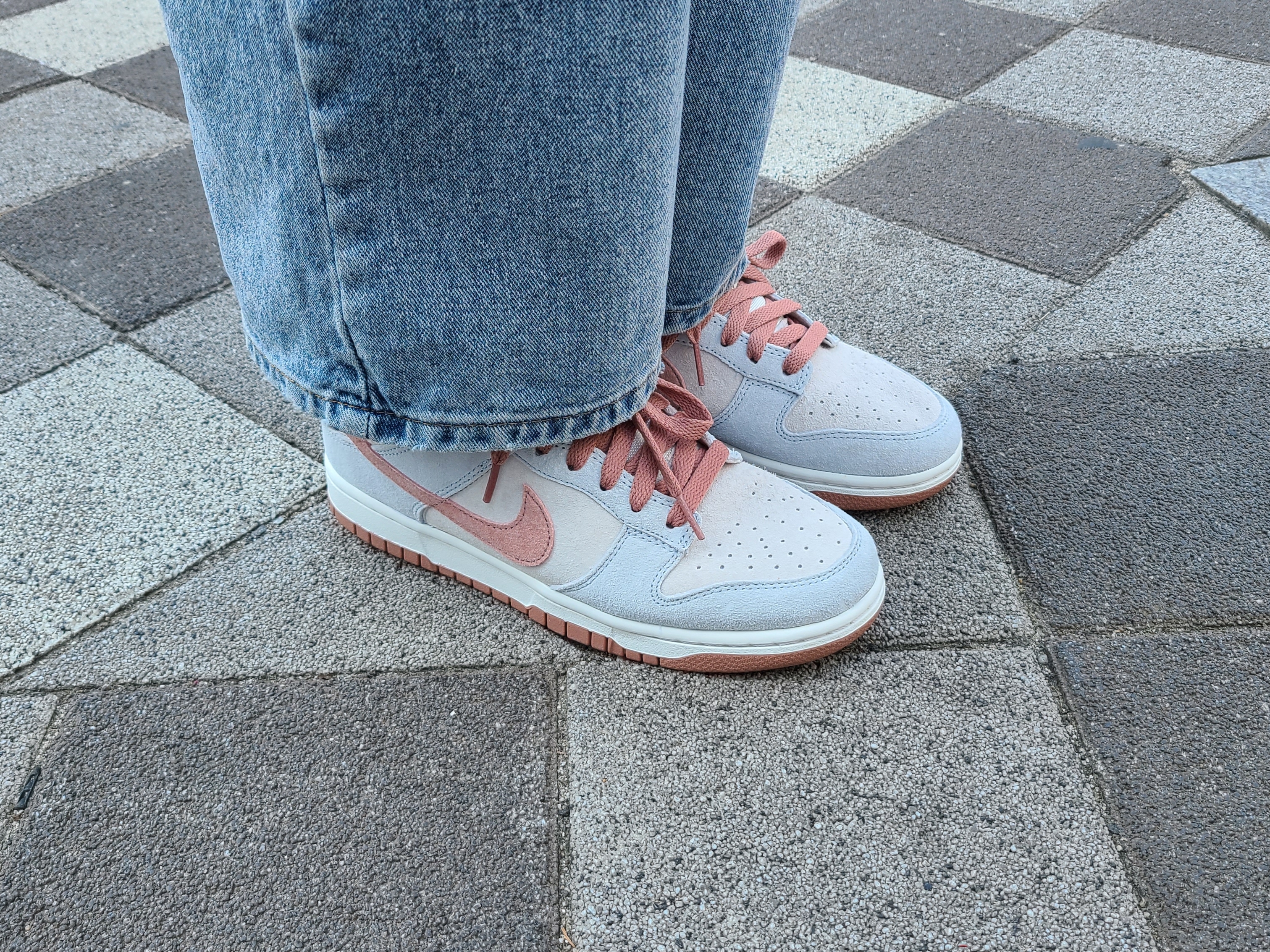 Nike Dunk Low Retro PRM Fossil Rose 착용 스타일 - 2