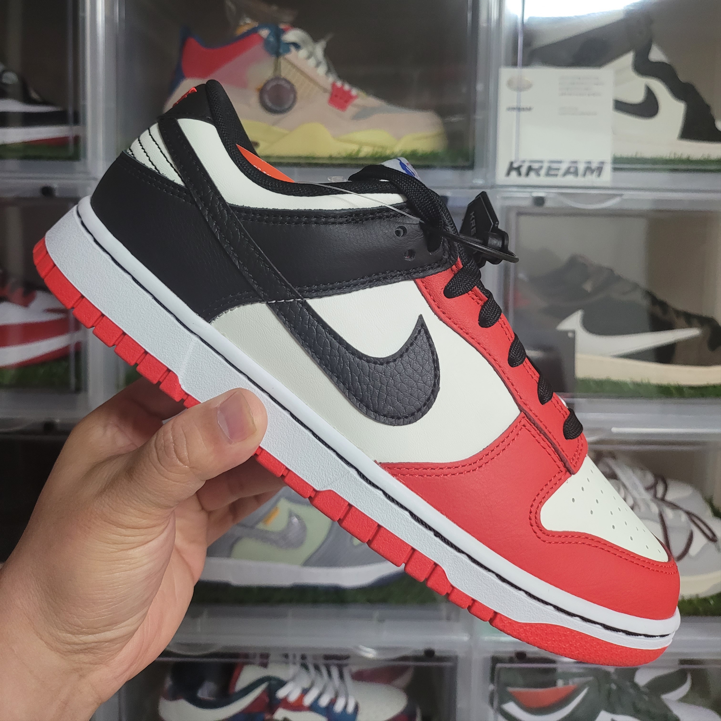 Nike x NBA Dunk Low Retro EMB Black and Chile Red 착용 스타일 - 1