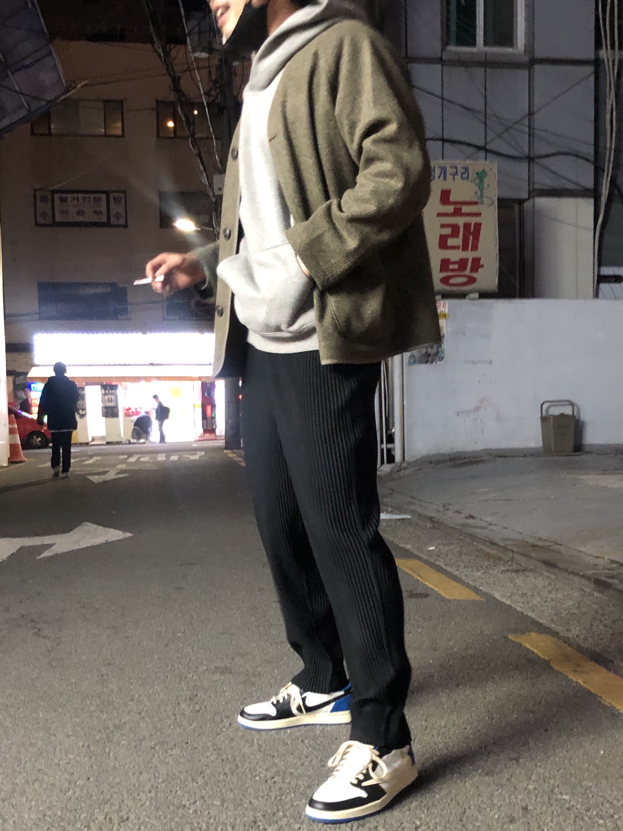 Jordan 1 x Travis Scott x Fragment Retro Low OG SP Military Blue, Essentials Pull-Over Hoodie Heather Oatmeal - 21SS 착용 스타일