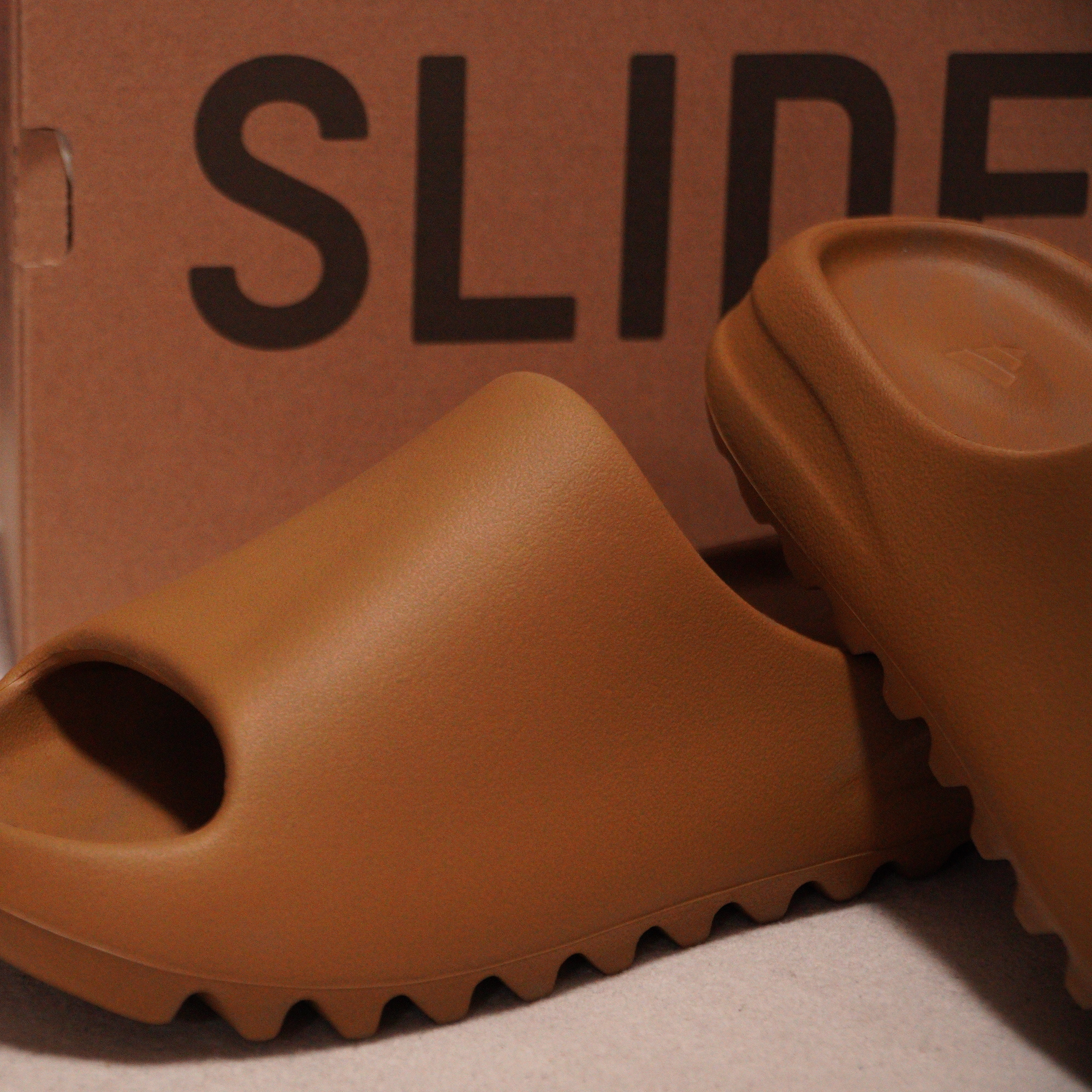 Adidas Yeezy Slide Ochre 착용 스타일 - 4