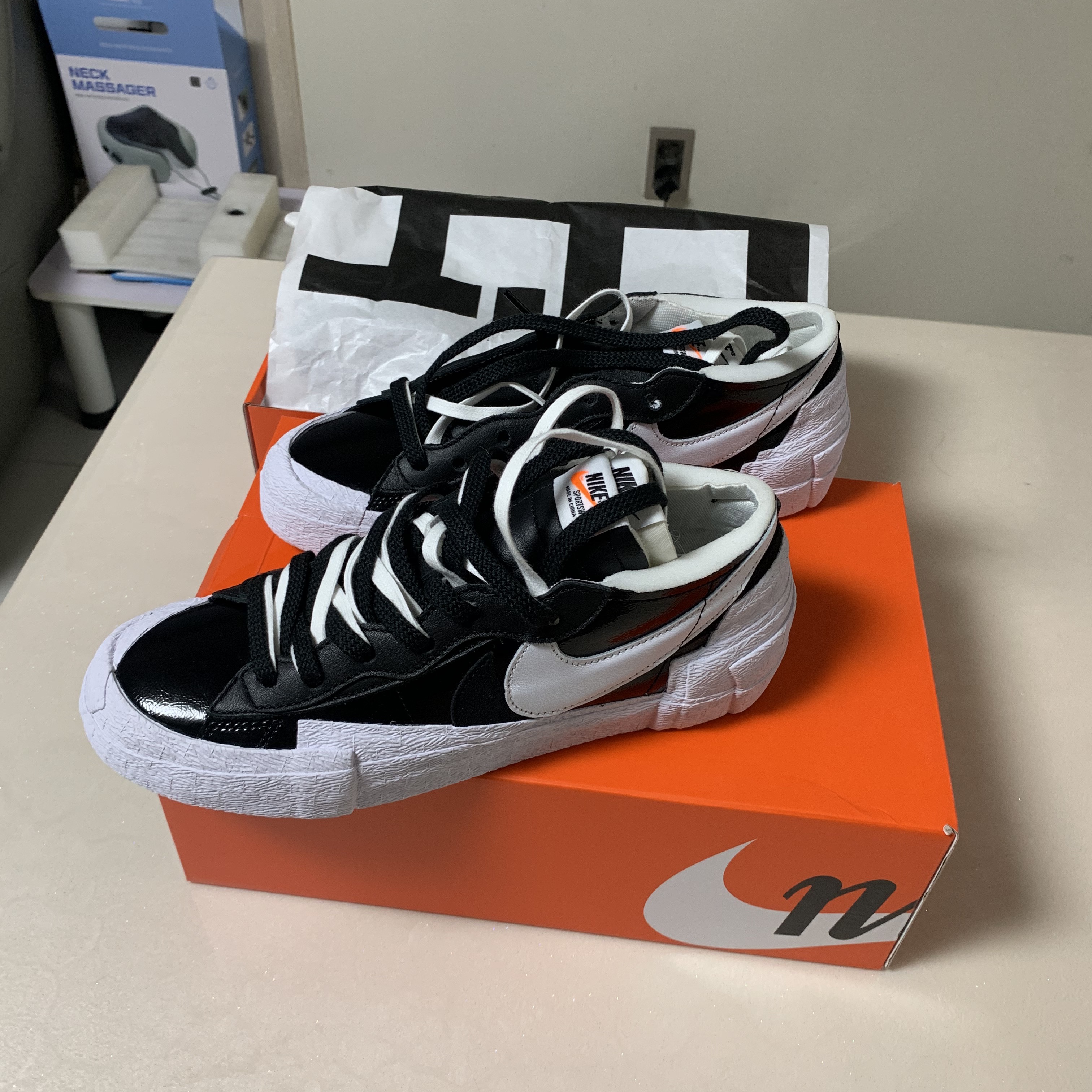 Nike x Sacai Blazer Low Black Patent Leather 착용 스타일 - 2