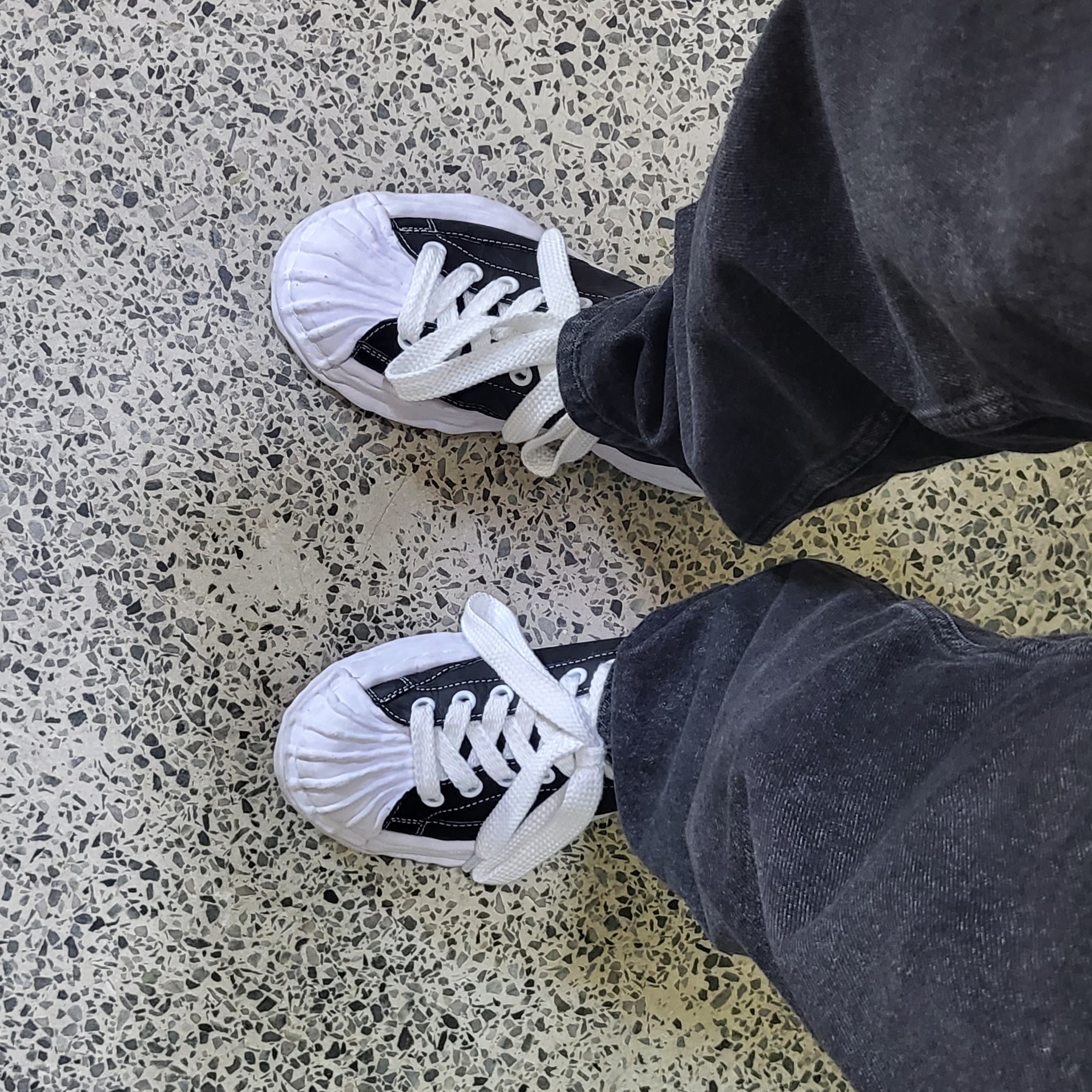 Maison Mihara Yasuhiro Blakey OG STC Sole Paper Like Leather Low-top Sneakers Black 착용 스타일