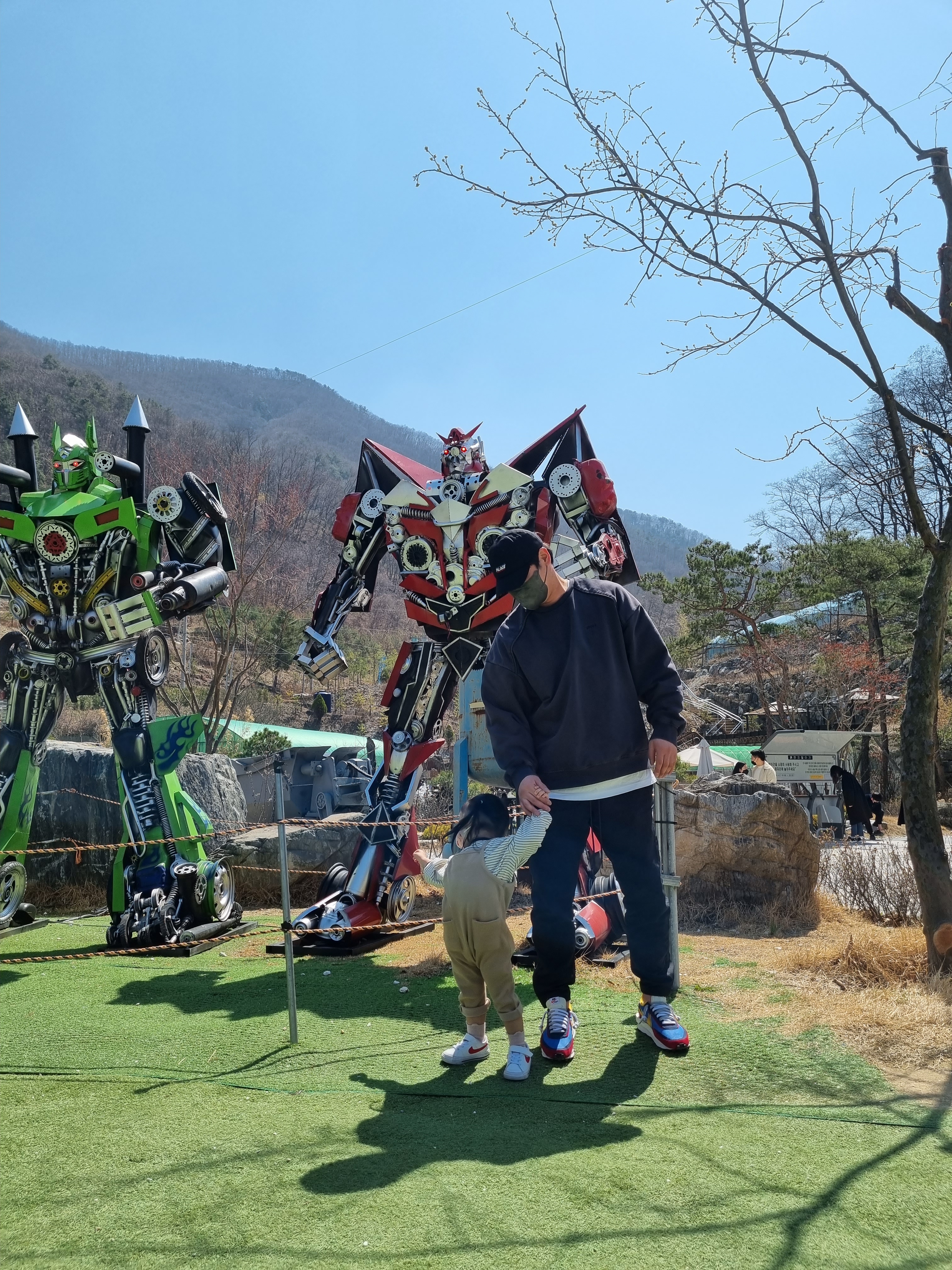 Nike x Fear of God Warm Up Pants Off Noir, Nike x Sacai LDWaffle Blue Multi 착용 스타일 - 3