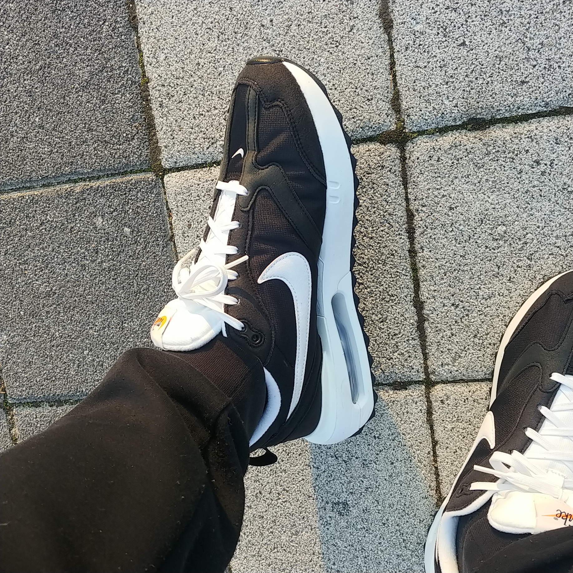 Nike Air Max Dawn Black White 착용 스타일 - 3