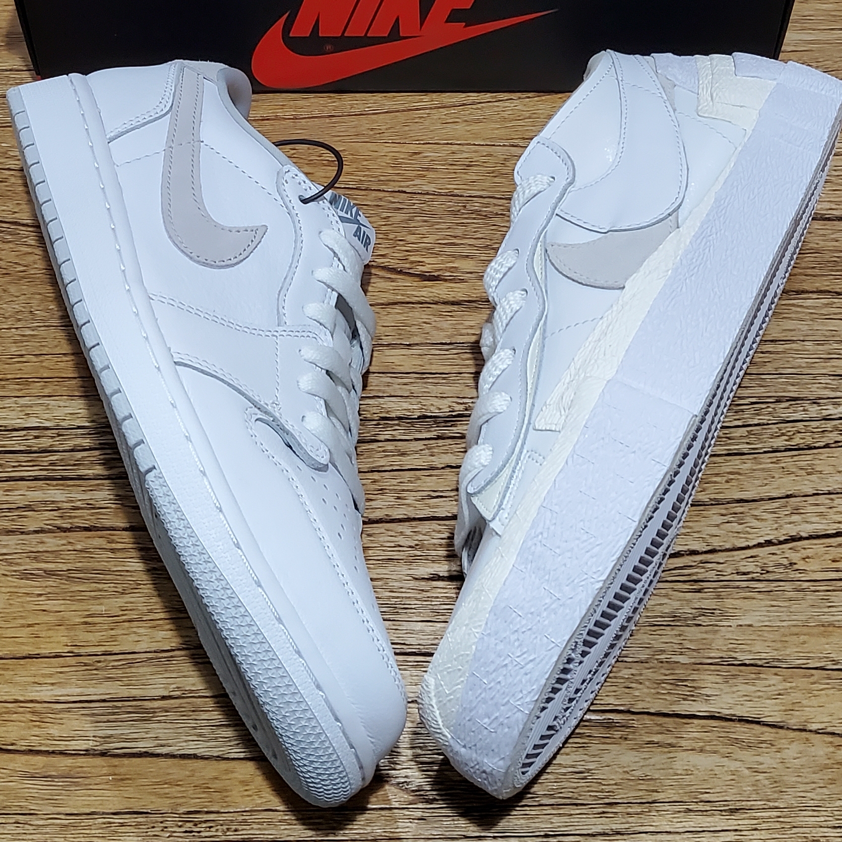 Jordan 1 Low OG Neutral Grey, Nike x Sacai Blazer Low White Patent Leather 착용 스타일 - 2