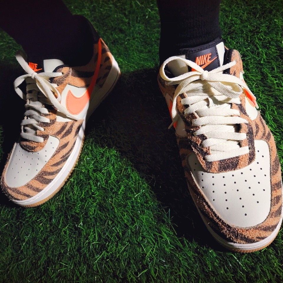 Nike Air Force 1 '07 PRM Orange Zebra 착용 스타일 - 4