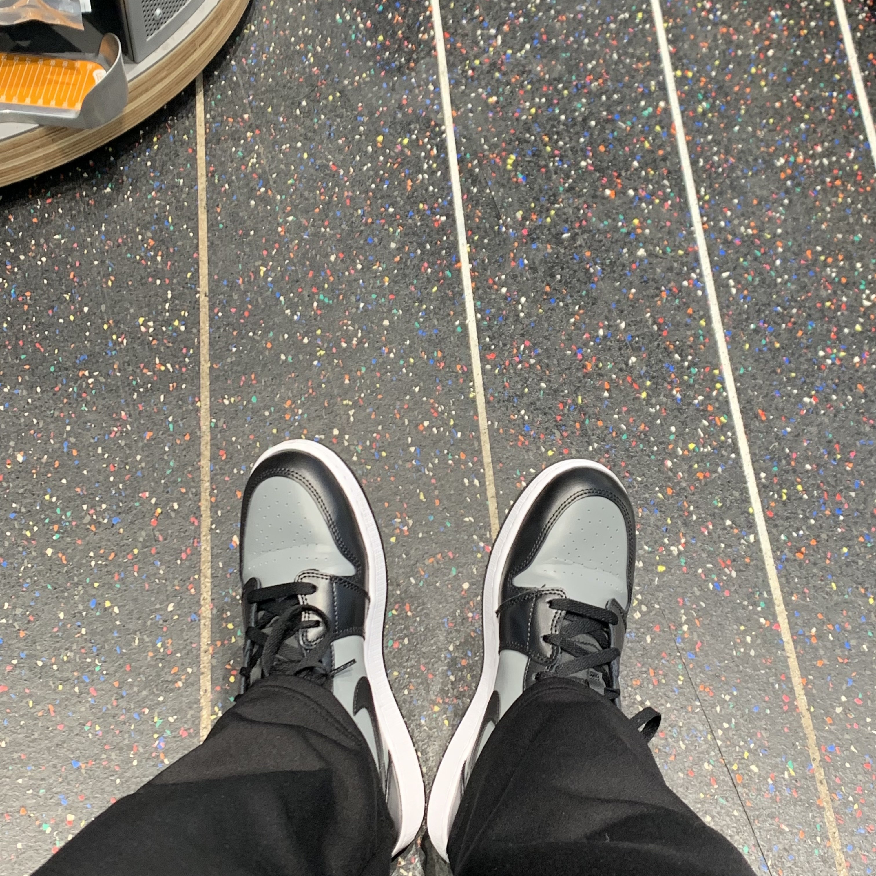 Jordan 1 Mid Shadow 착용 스타일