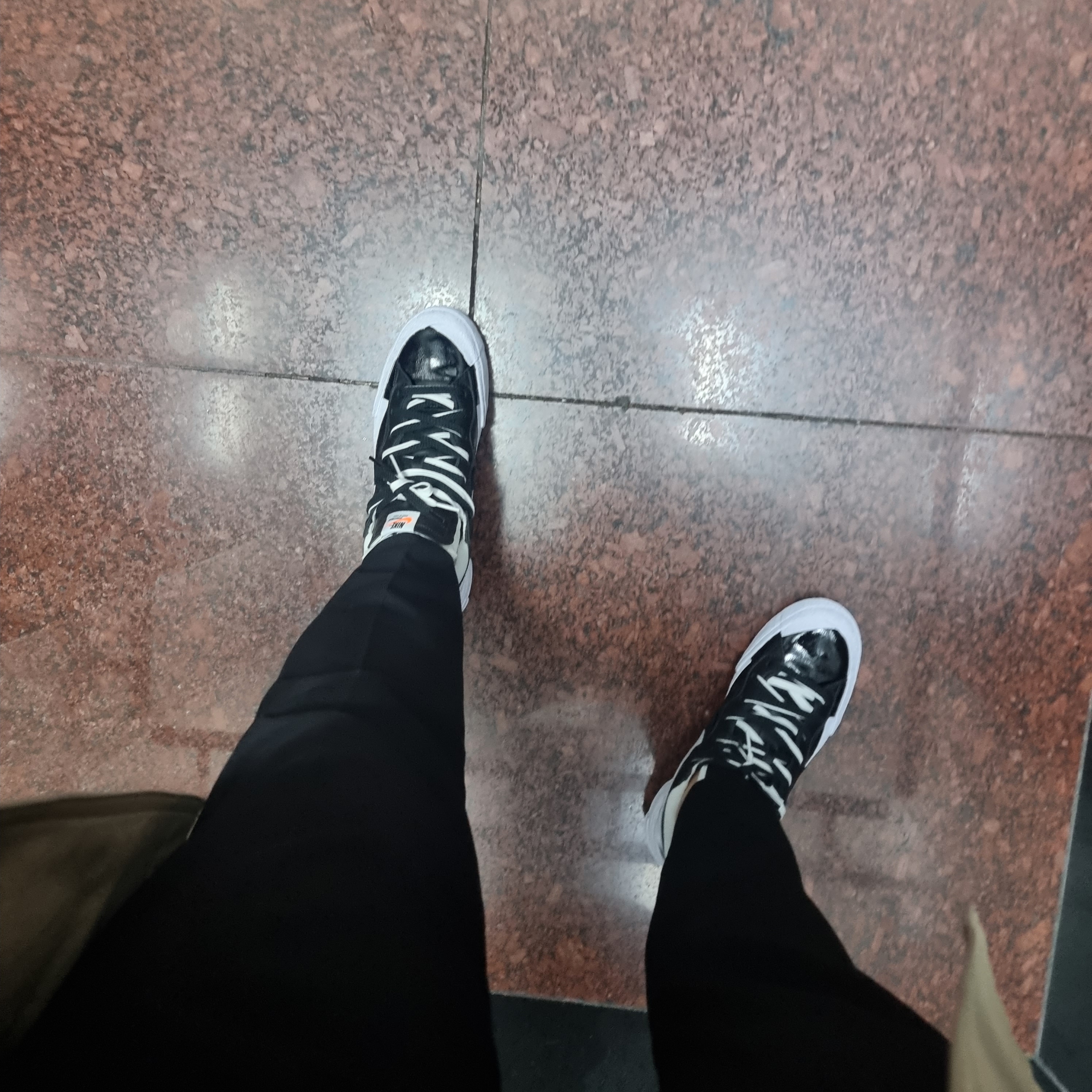 Nike x Sacai Blazer Low Black Patent Leather 착용 스타일 - 2