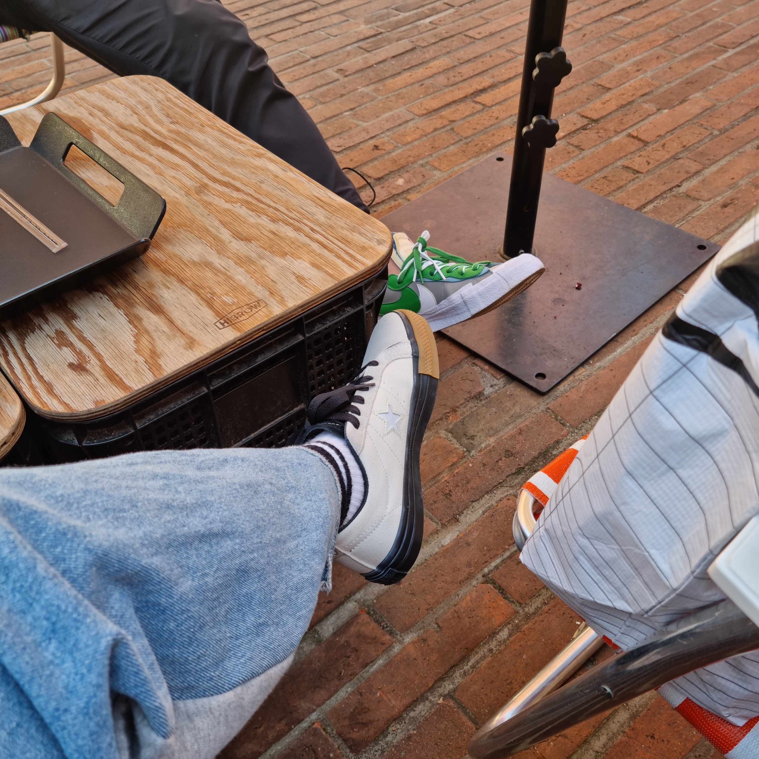 Off-White x Amore Pacific Protection Box (Without Cosmetics), (GS) Jordan 1 Low Cardinal Red 착용 스타일 - 3