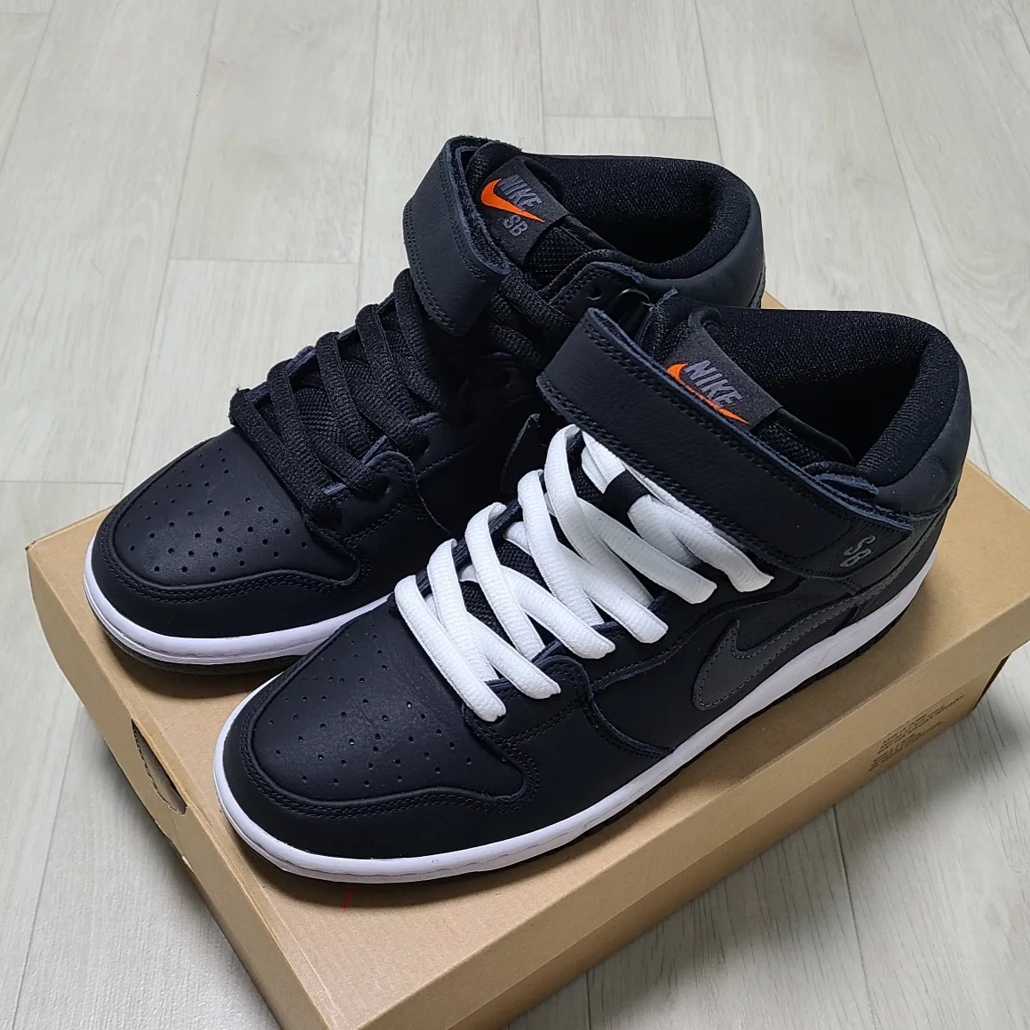 Nike SB Dunk Mid ISO Orange Label 착용 스타일 - 2