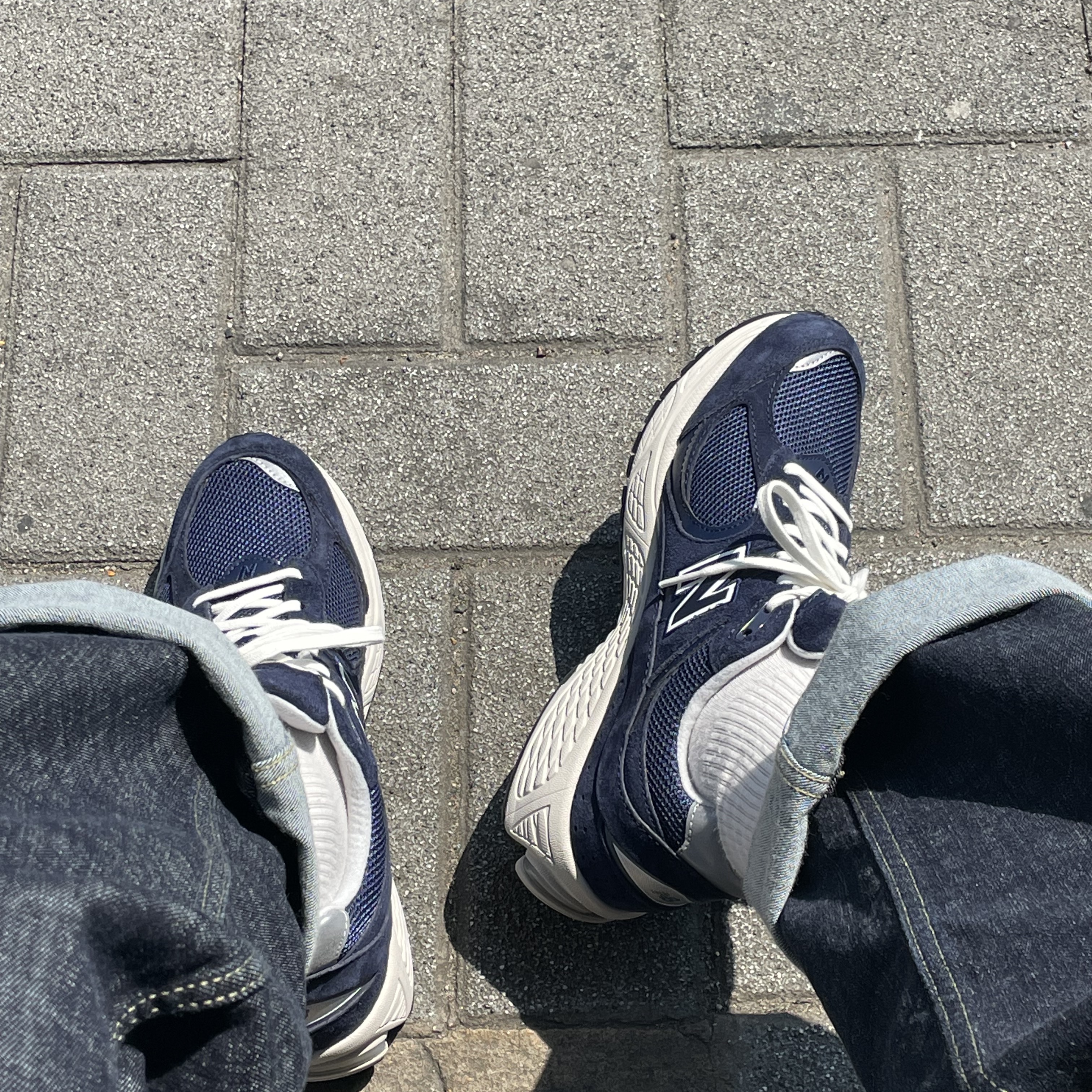 New Balance 2002R Navy 착용 스타일