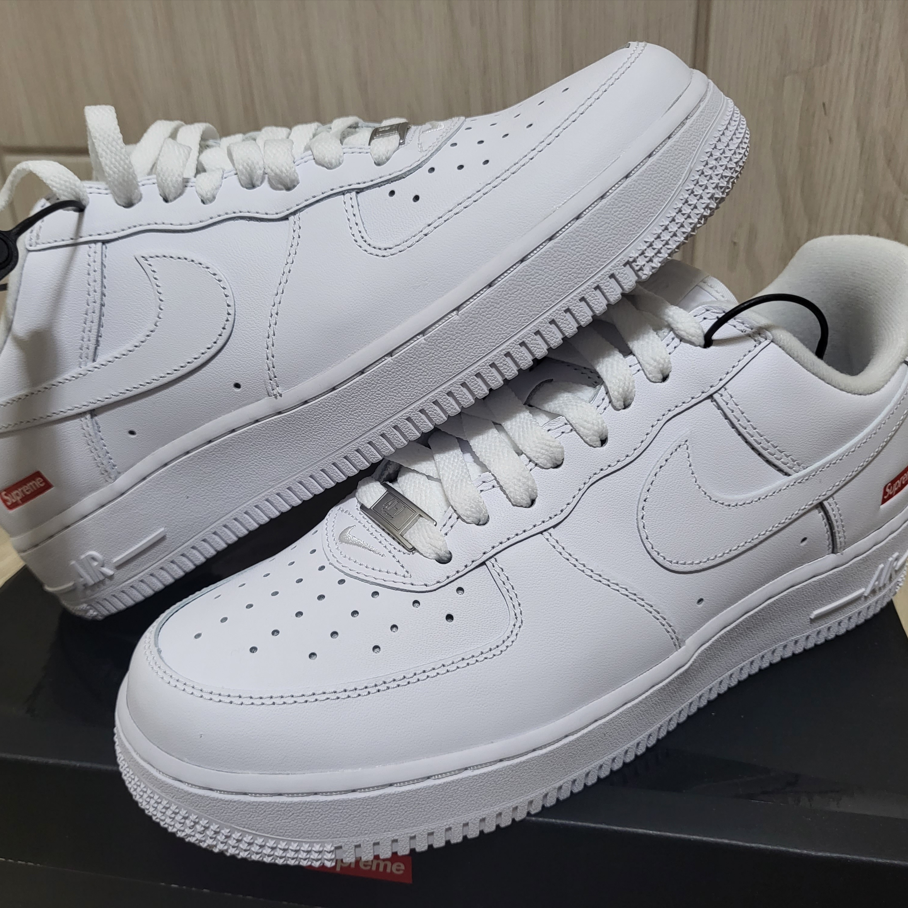 Nike x Supreme Air Force 1 Low White 착용 스타일