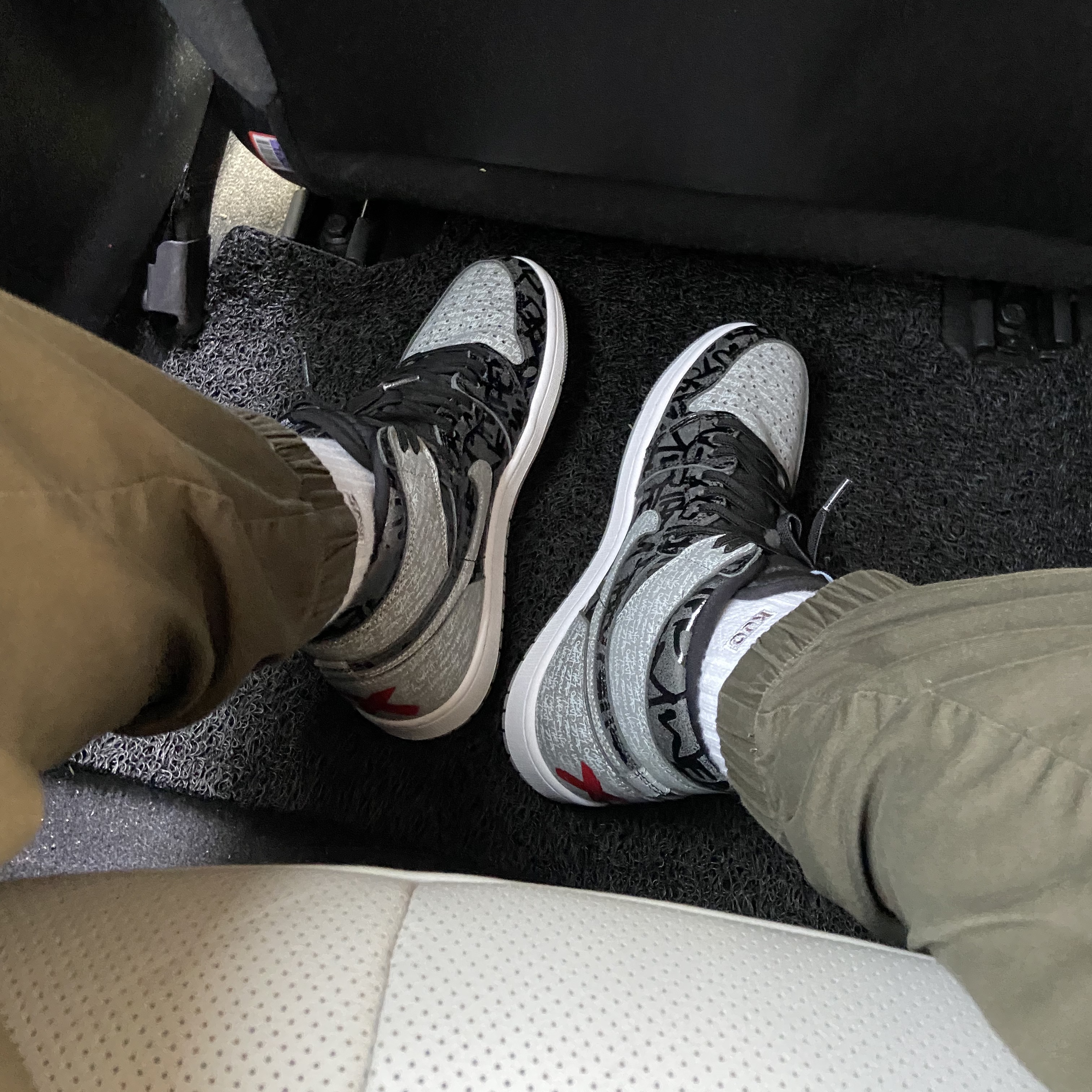 Jordan 1 Retro High OG Rebellionaire 착용 스타일 - 1