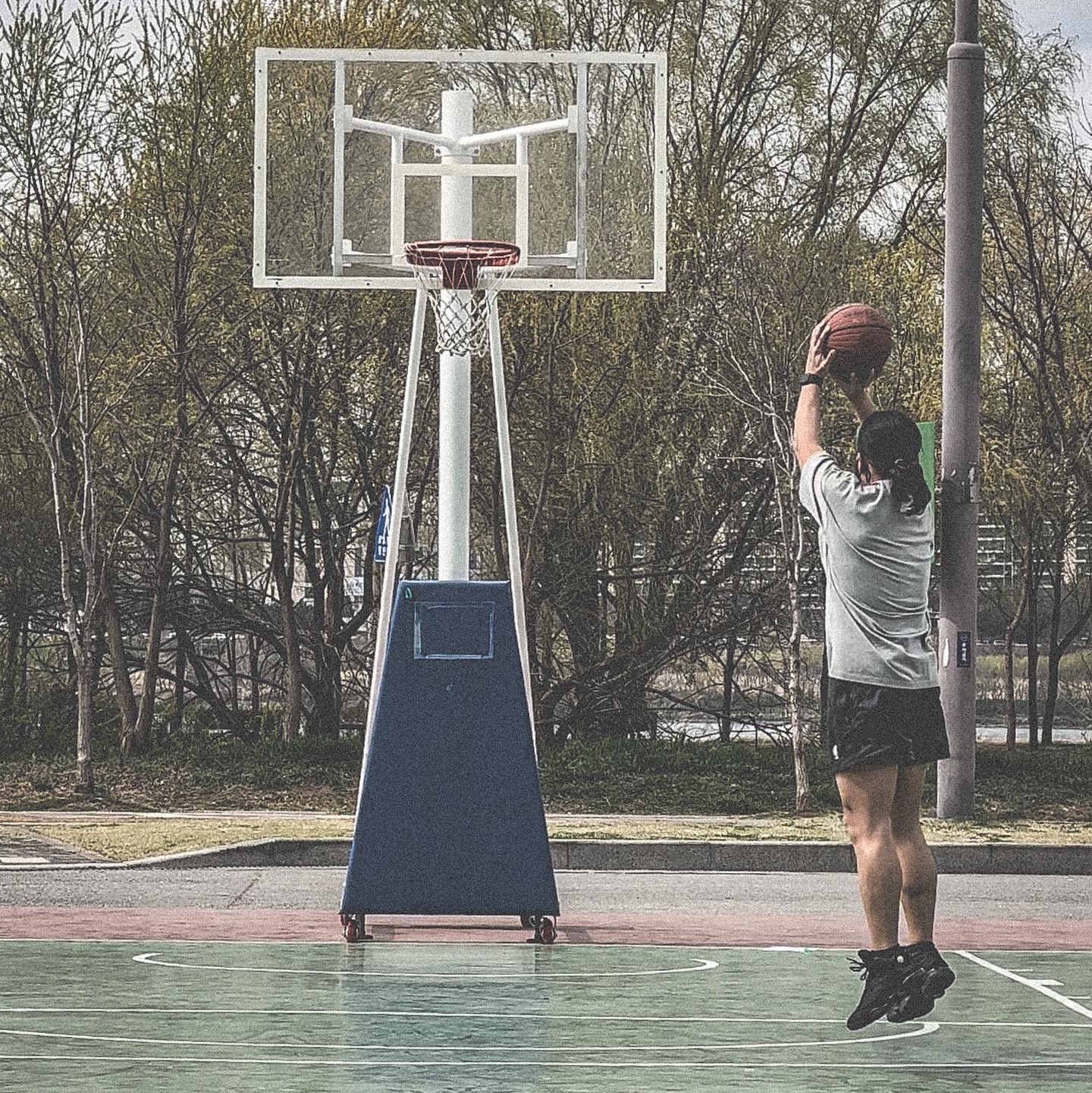 Nike x Fear of God Basketball Shorts Off Noir, Nike x Fear of God Warm Up T-Shirt Dark Grey Heather 착용 스타일 - 2
