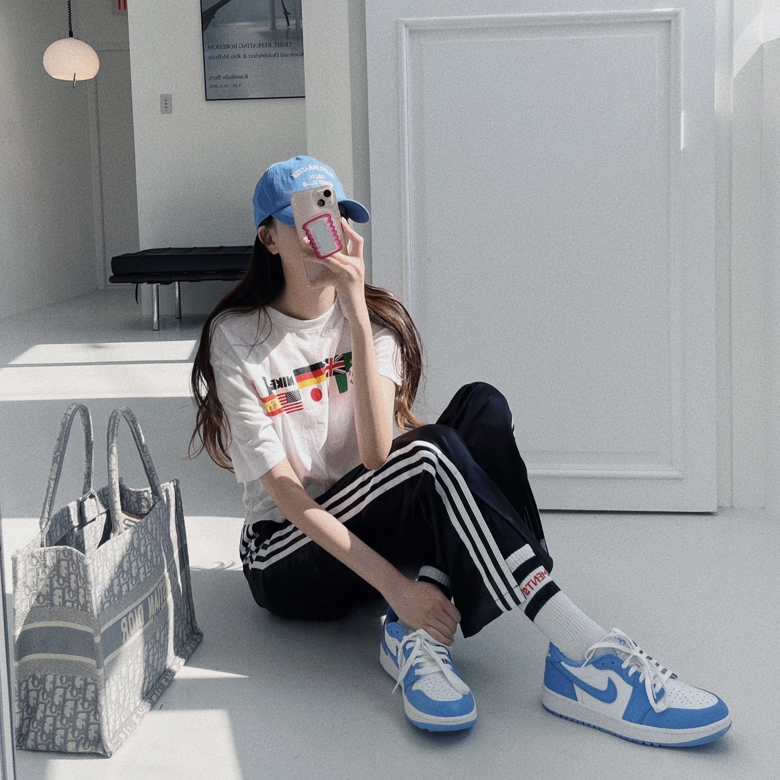 Jordan 1 Low Golf White and University Blue 착용 스타일 - 1