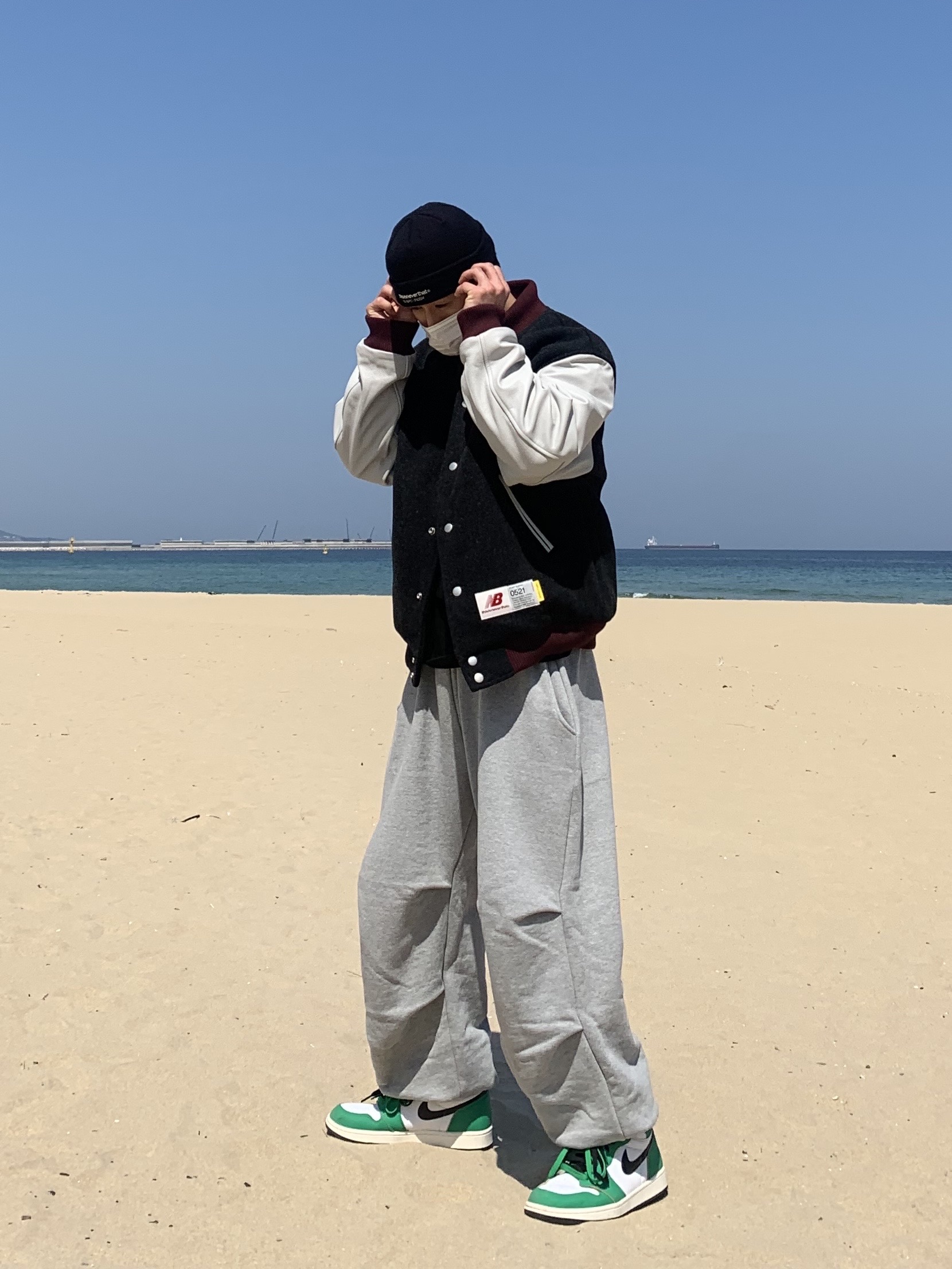 (W) Jordan 1 Retro High OG Lucky Green, New Balance x Thisisneverthat Varsity Jacket Charcoal 착용 스타일