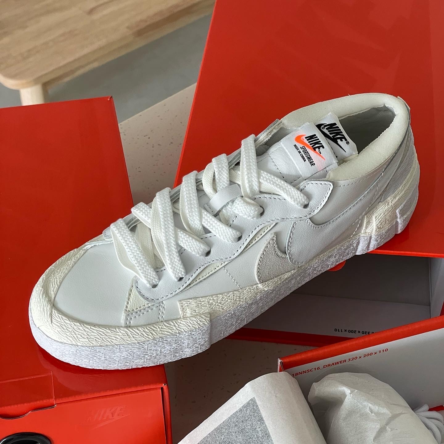 Nike x Sacai Blazer Low White Patent Leather 착용 스타일 - 1