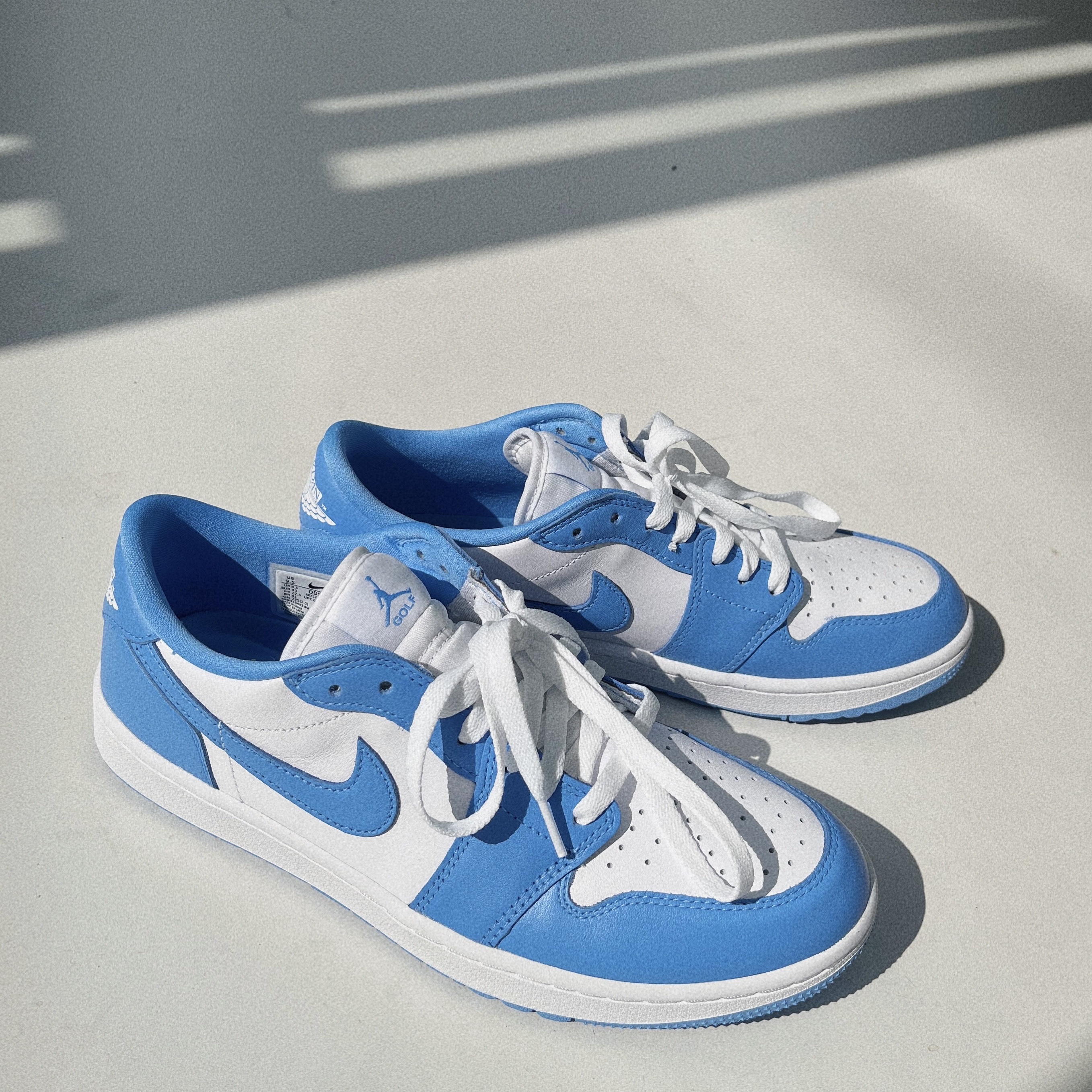 Jordan 1 Low Golf White and University Blue 착용 스타일 - 3