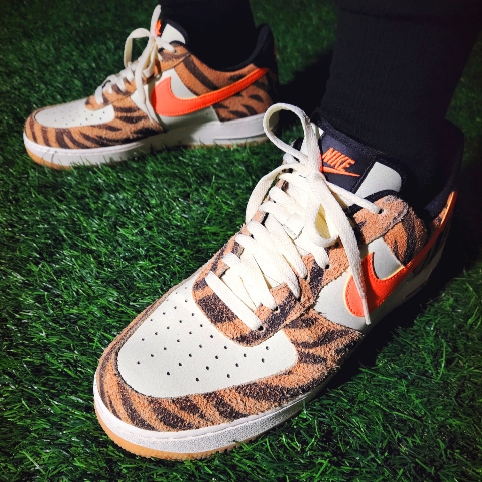 Nike Air Force 1 '07 PRM Orange Zebra 착용 스타일 - 5