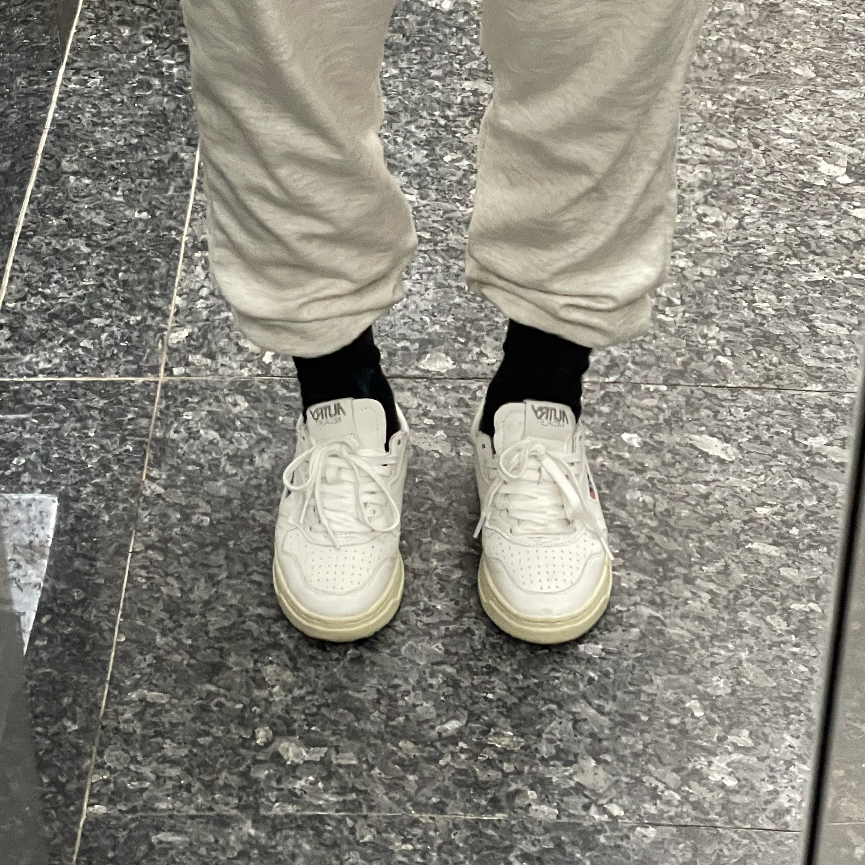 (W) Autry Medalist Low Goatskin Sneakers White 착용 스타일 - 2