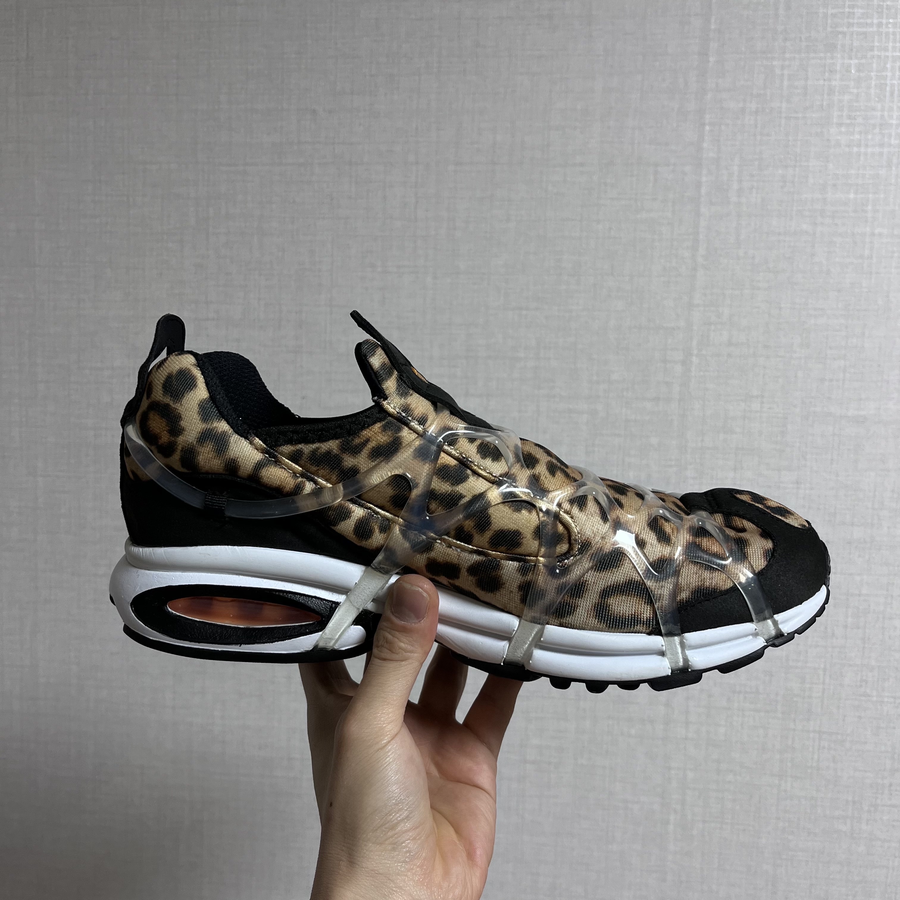 Nike Air Kukini SE Kumquat and Action Red 착용 스타일