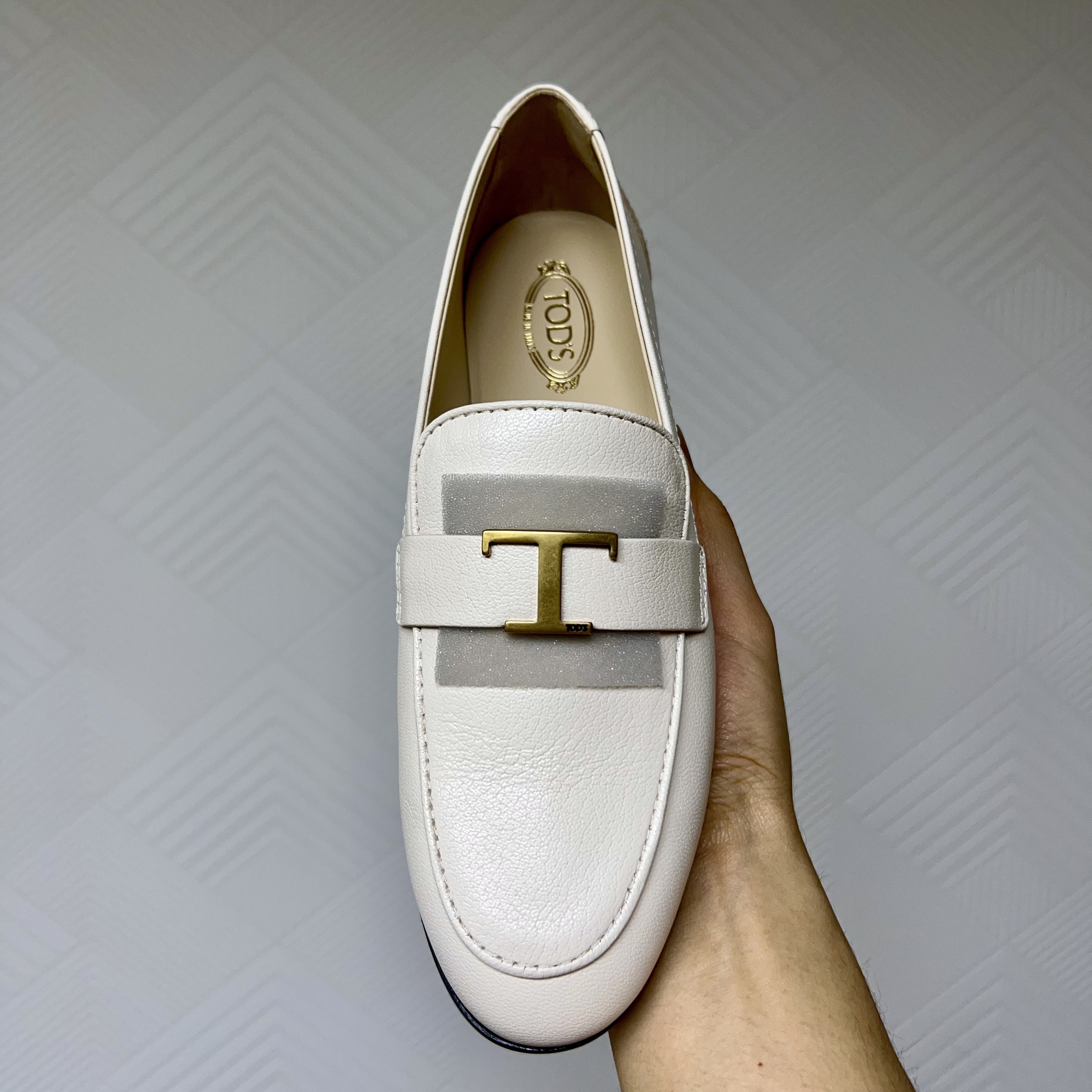 (W) Tod's T Timeless Leather Loafers White 착용 스타일 - 4
