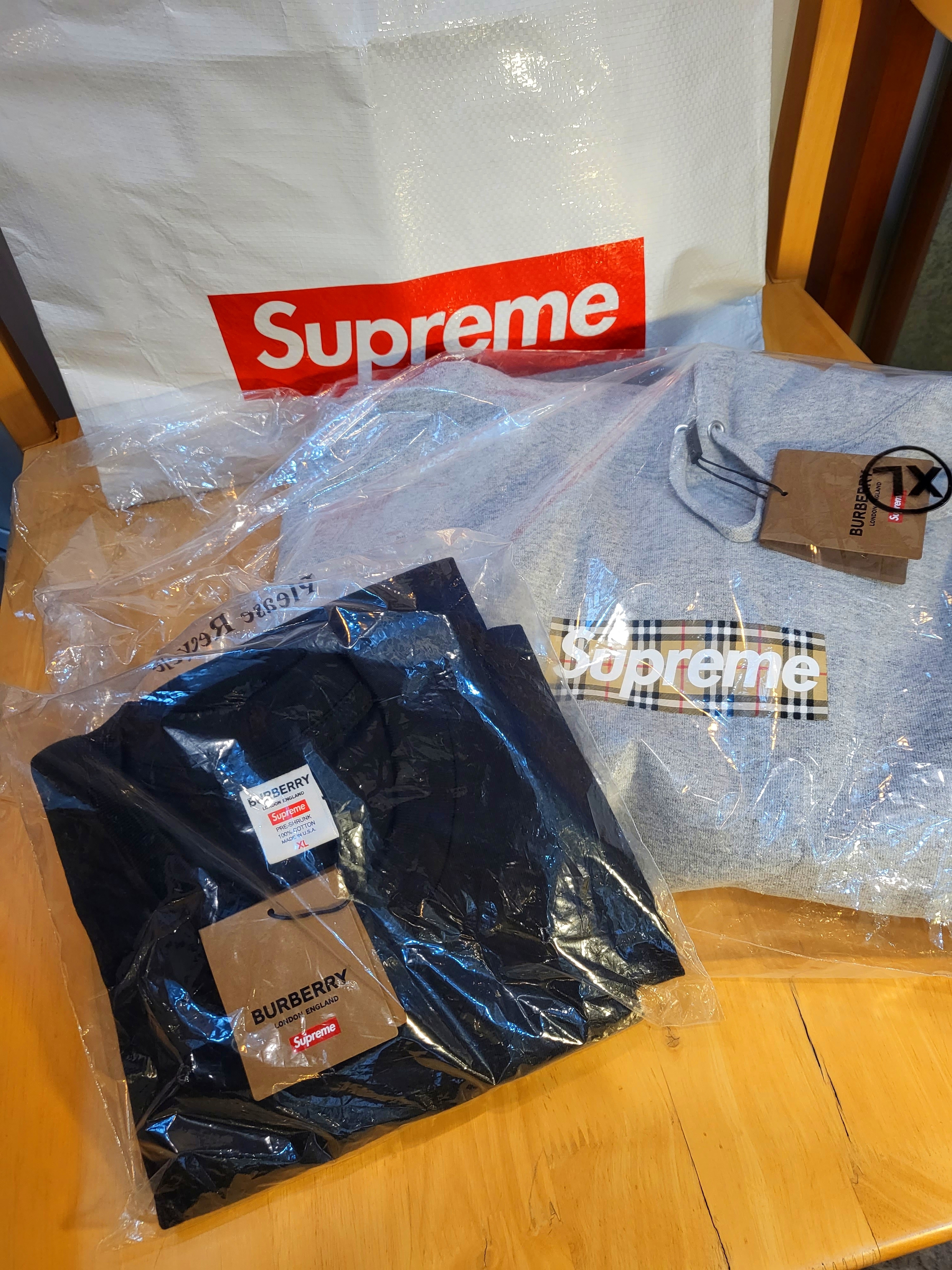 Supreme x Burberry Box Logo Hooded Sweatshirt Heather Grey - 22SS, Nike x Sacai VaporWaffle Royal Fuchsia 착용 스타일 - 2
