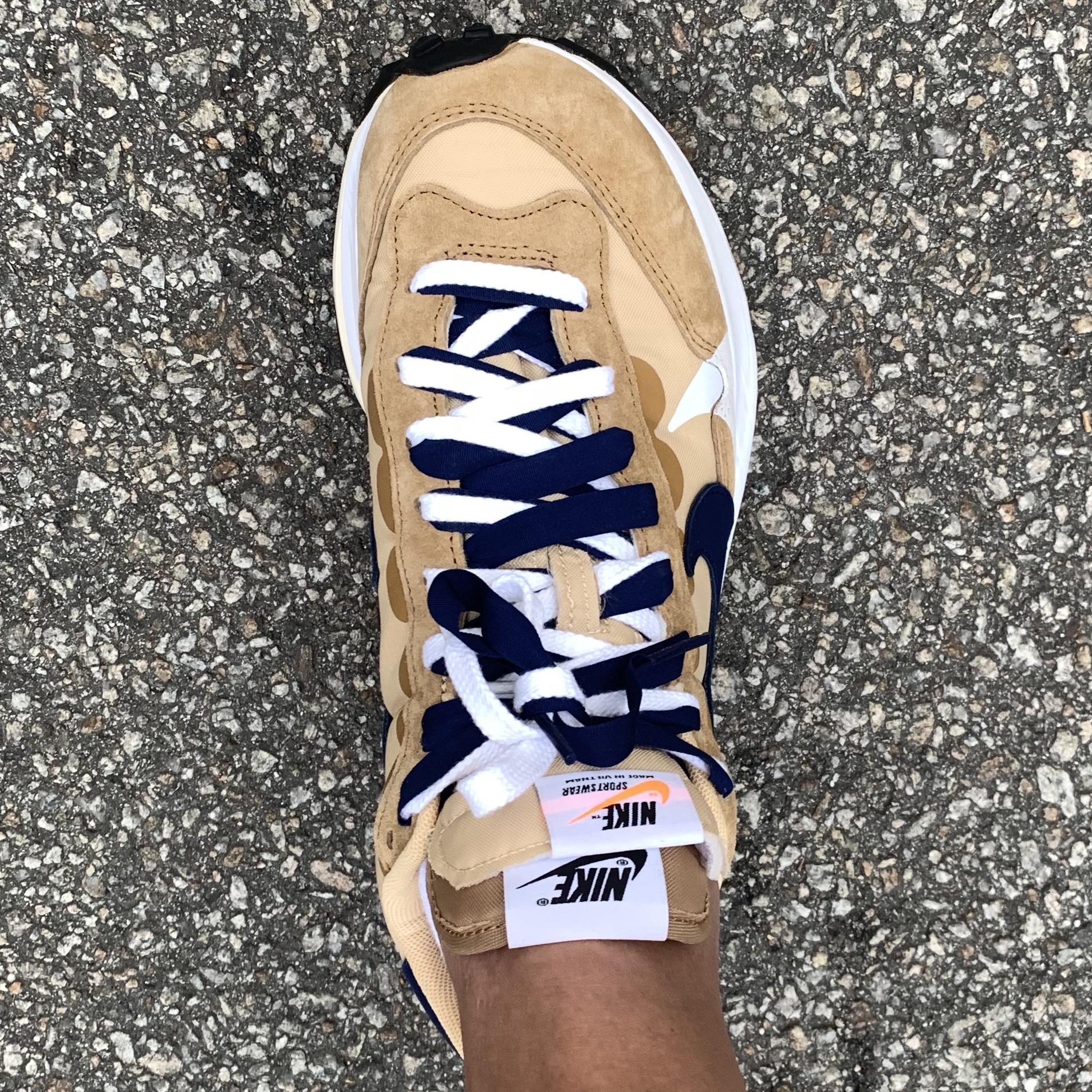 Nike x Sacai VaporWaffle Sesame and Blue Void 착용 스타일