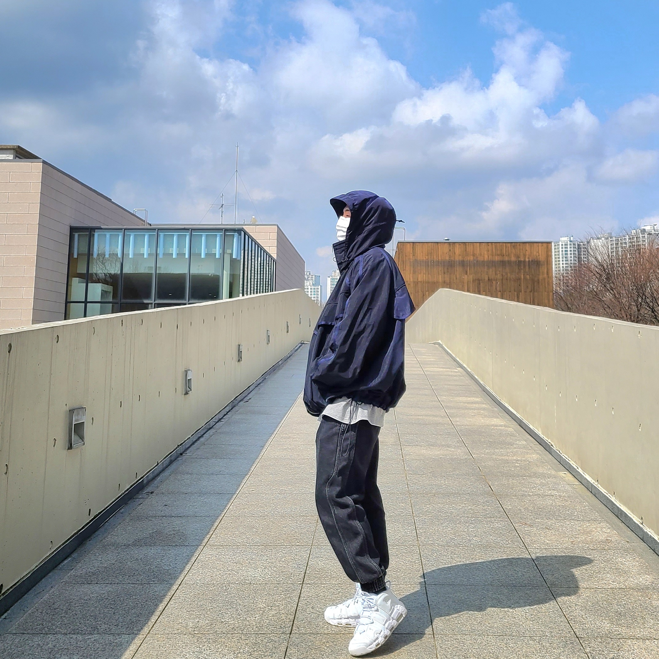 Nike Air More Uptempo Triple White, Juun.J Detail Track Jogger Denim Pants Black - 22SS 착용 스타일 - 1