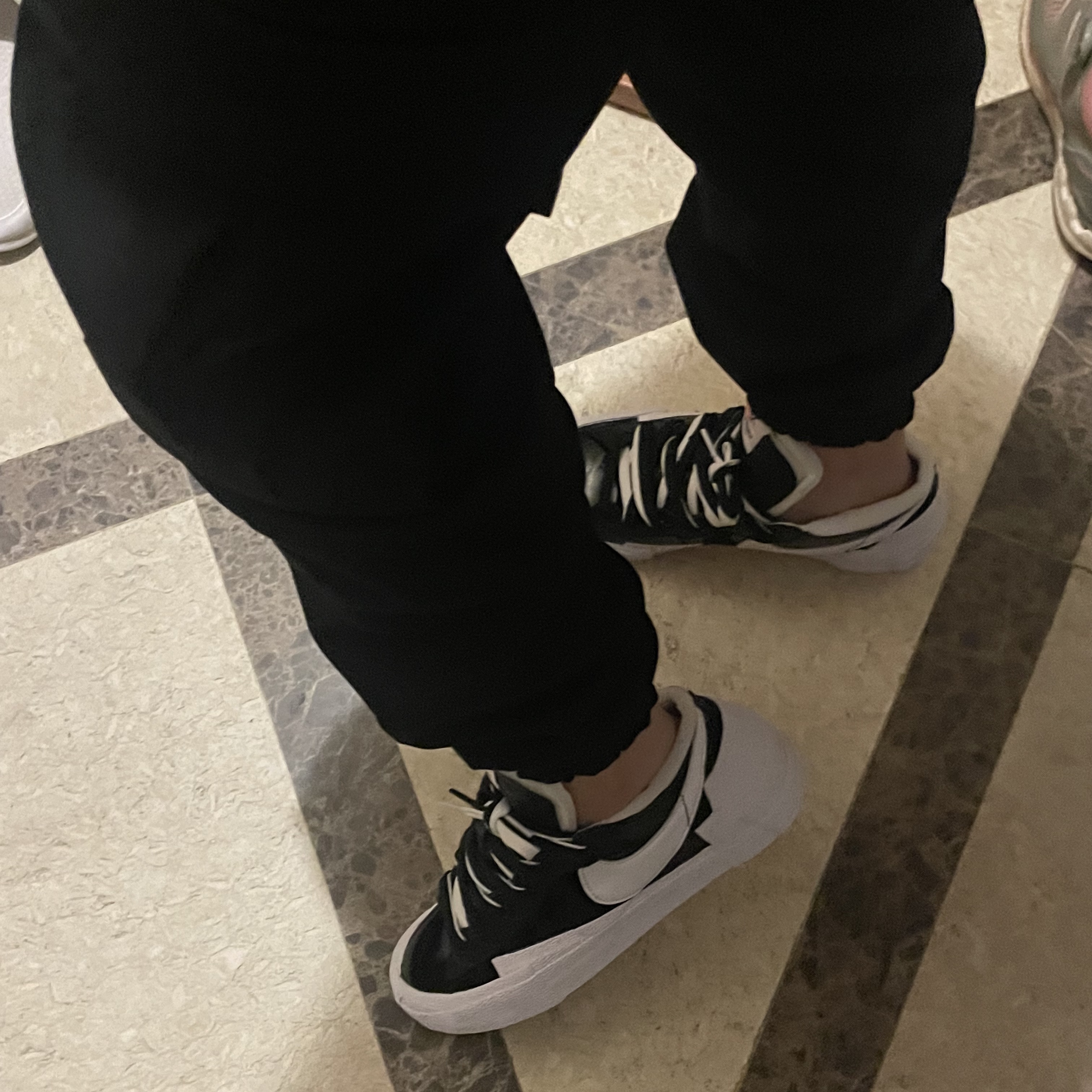 Nike x Sacai Blazer Low Black Patent Leather 착용 스타일 - 5