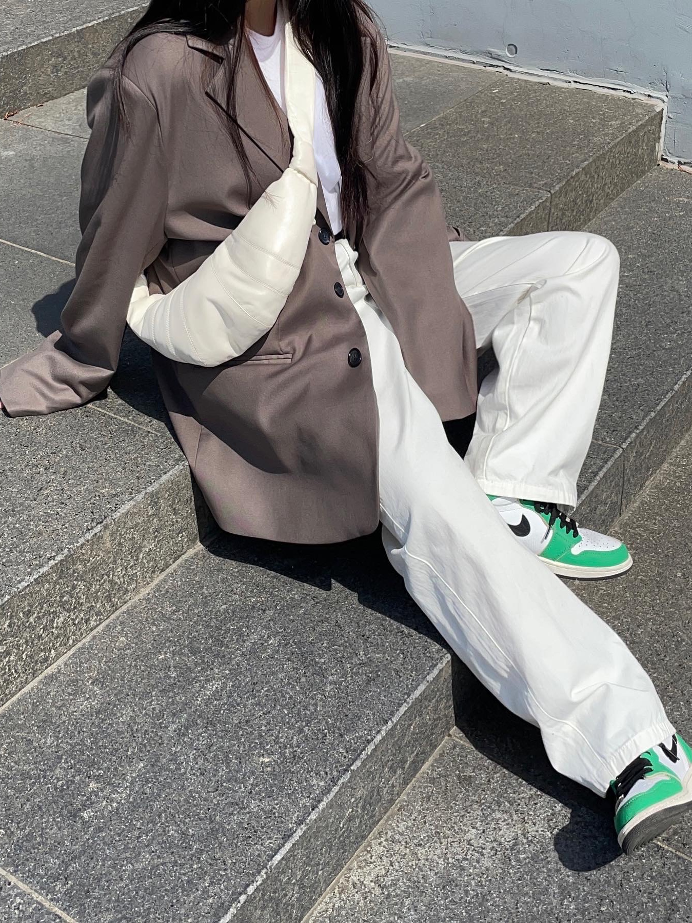 Lemaire Small Croissant Bag Coated Linen Canvas Almond Milk, (W) Jordan 1 Retro High OG Lucky Green 착용 스타일 - 5