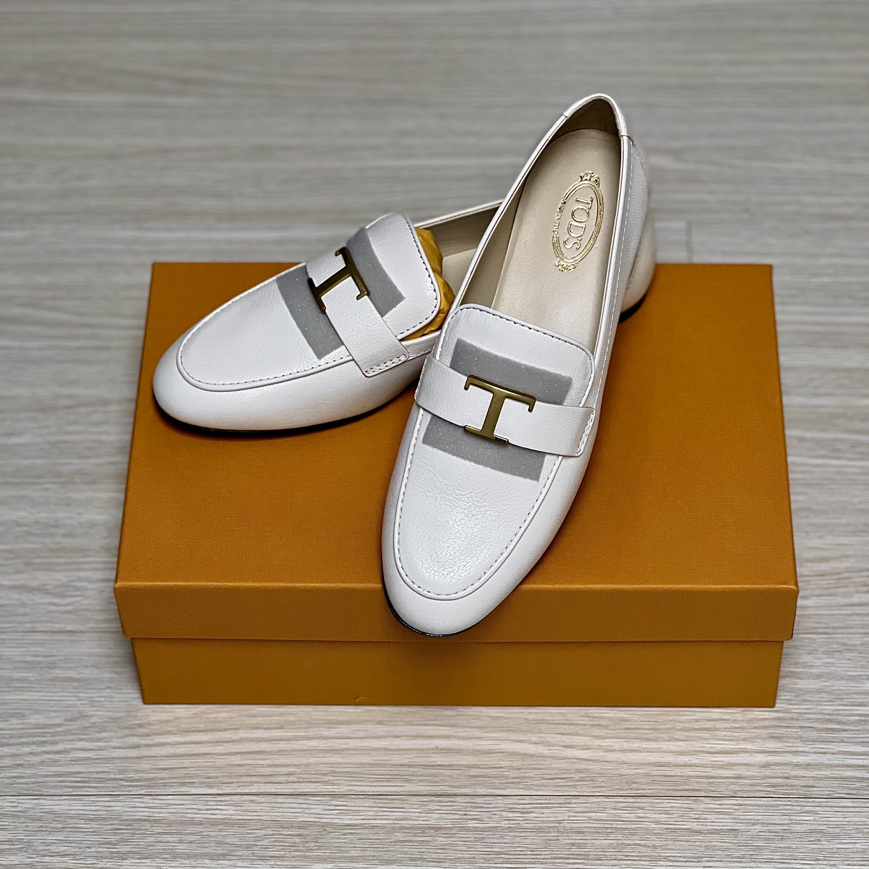 (W) Tod's T Timeless Leather Loafers White 착용 스타일 - 5
