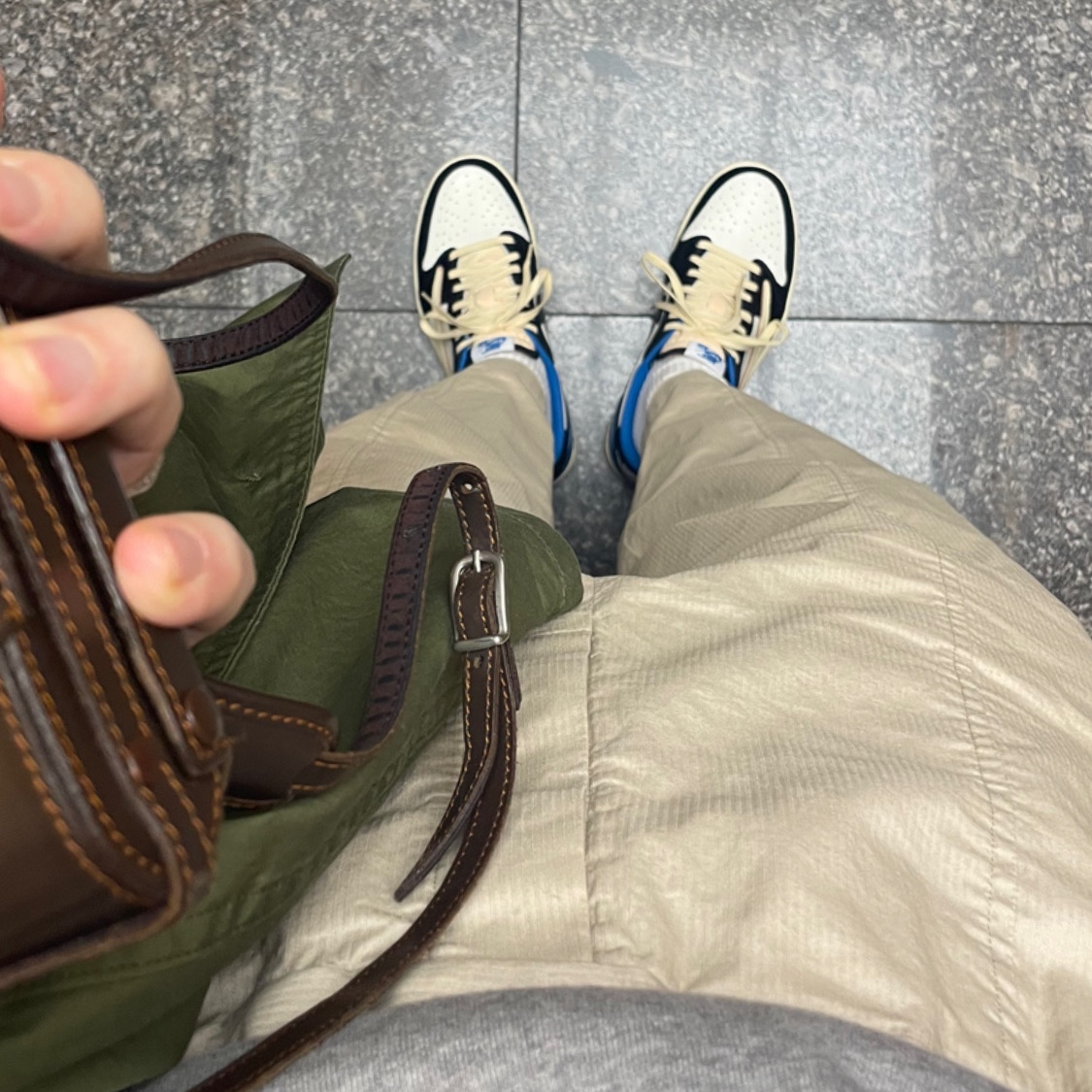 Jordan 1 x Travis Scott x Fragment Retro Low OG SP Military Blue, Acne Studios Fairview Face Crewneck Sweatshirt Light Grey Melange 착용 스타일