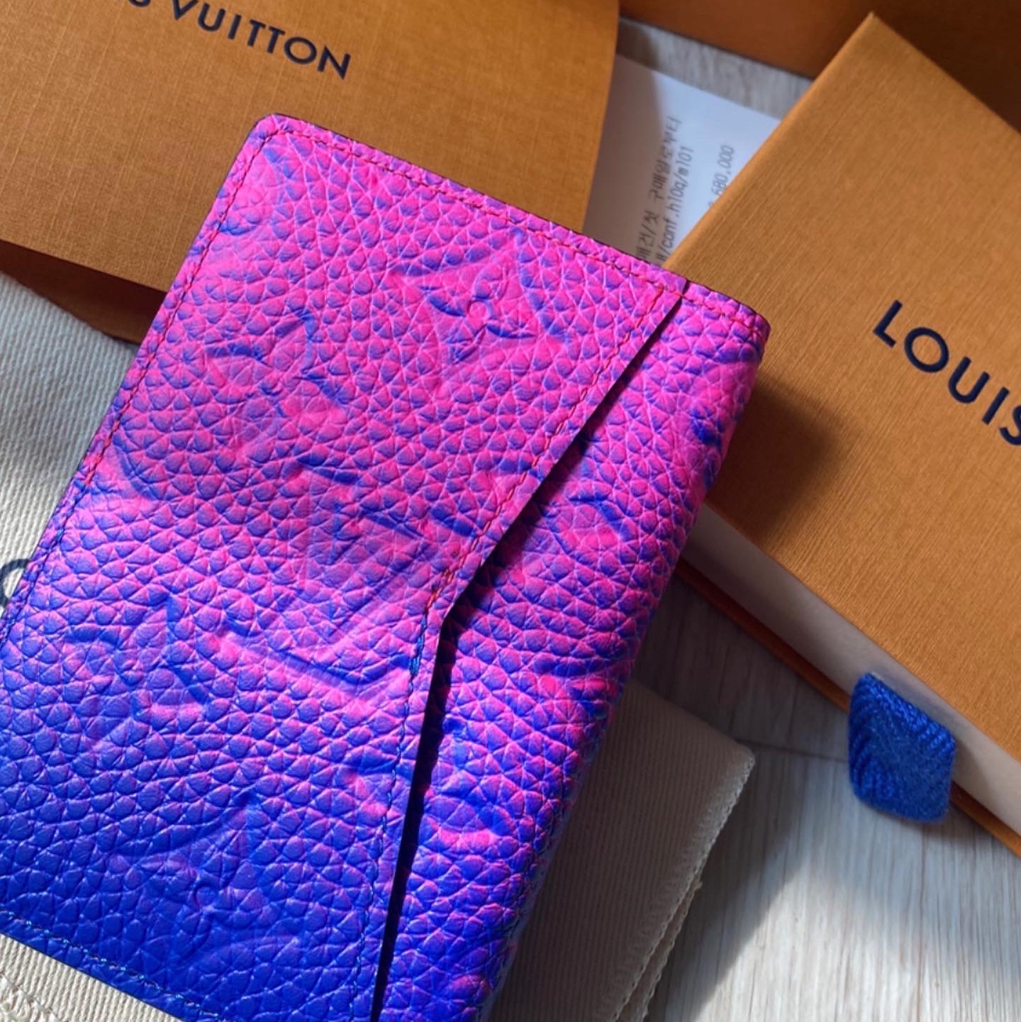 Louis Vuitton Loop Monogram, Louis Vuitton Pocket Organizer Taurillon Monogram Bleu Rose 착용 스타일 - 3