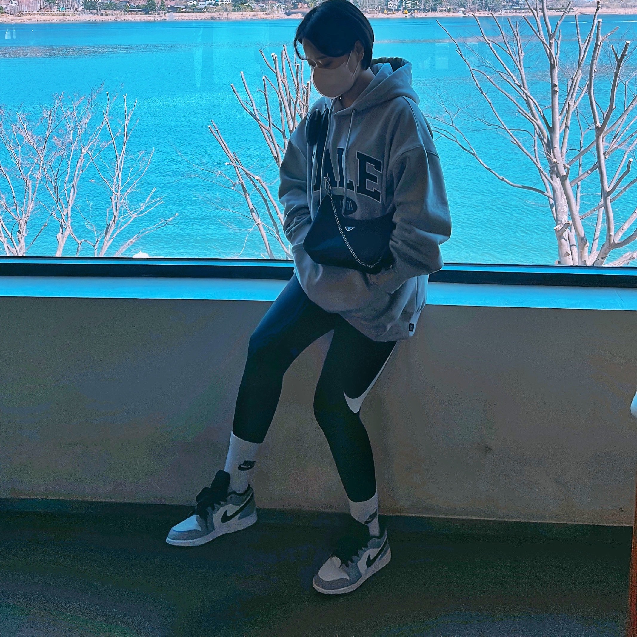 (GS) Jordan 1 Low Light Smoke Grey, Prada Re-Edition 2005 Re-Nylon Shoulder Bag Black 착용 스타일