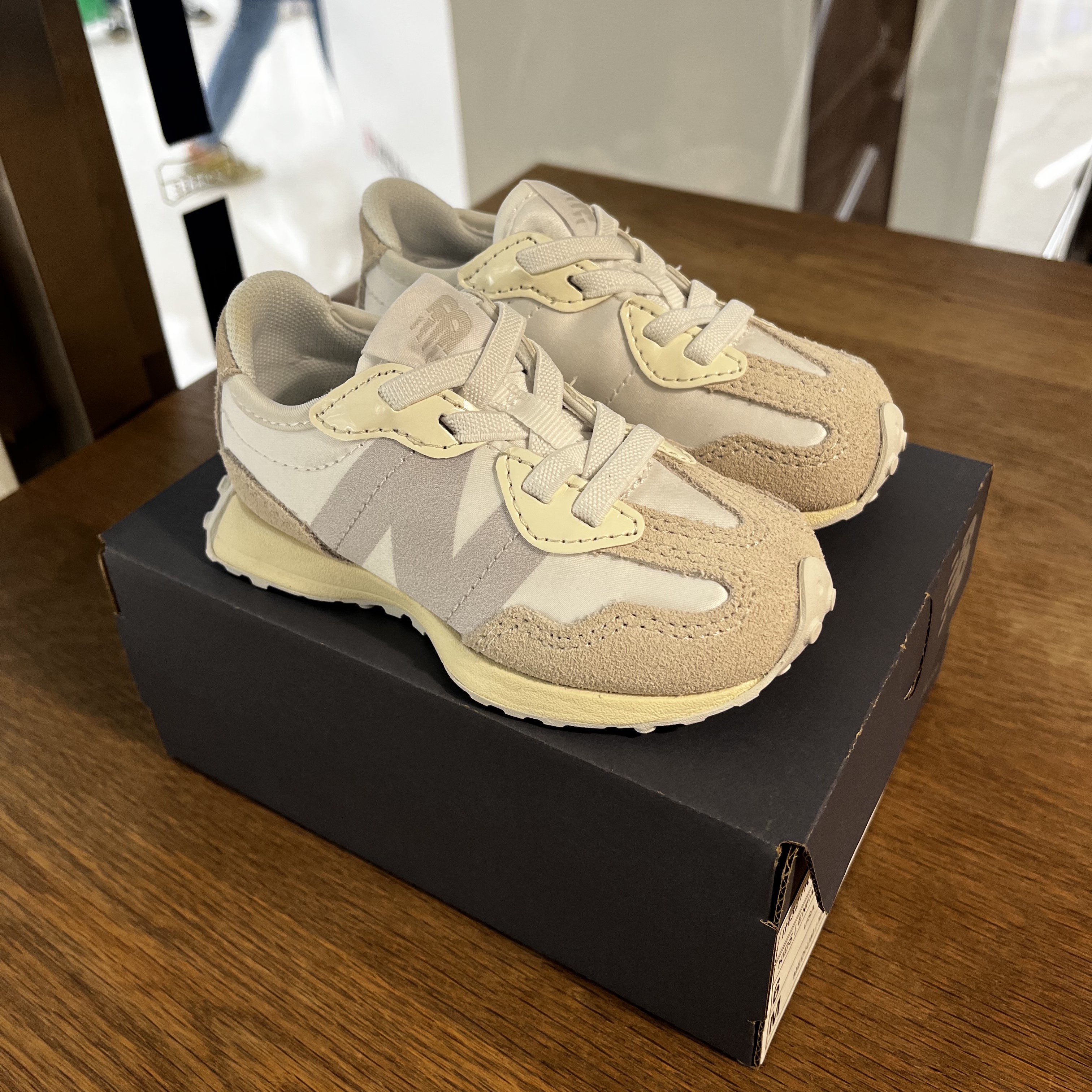(TD) New Balance 327 Moonbeam - W Wide 착용 스타일 - 1