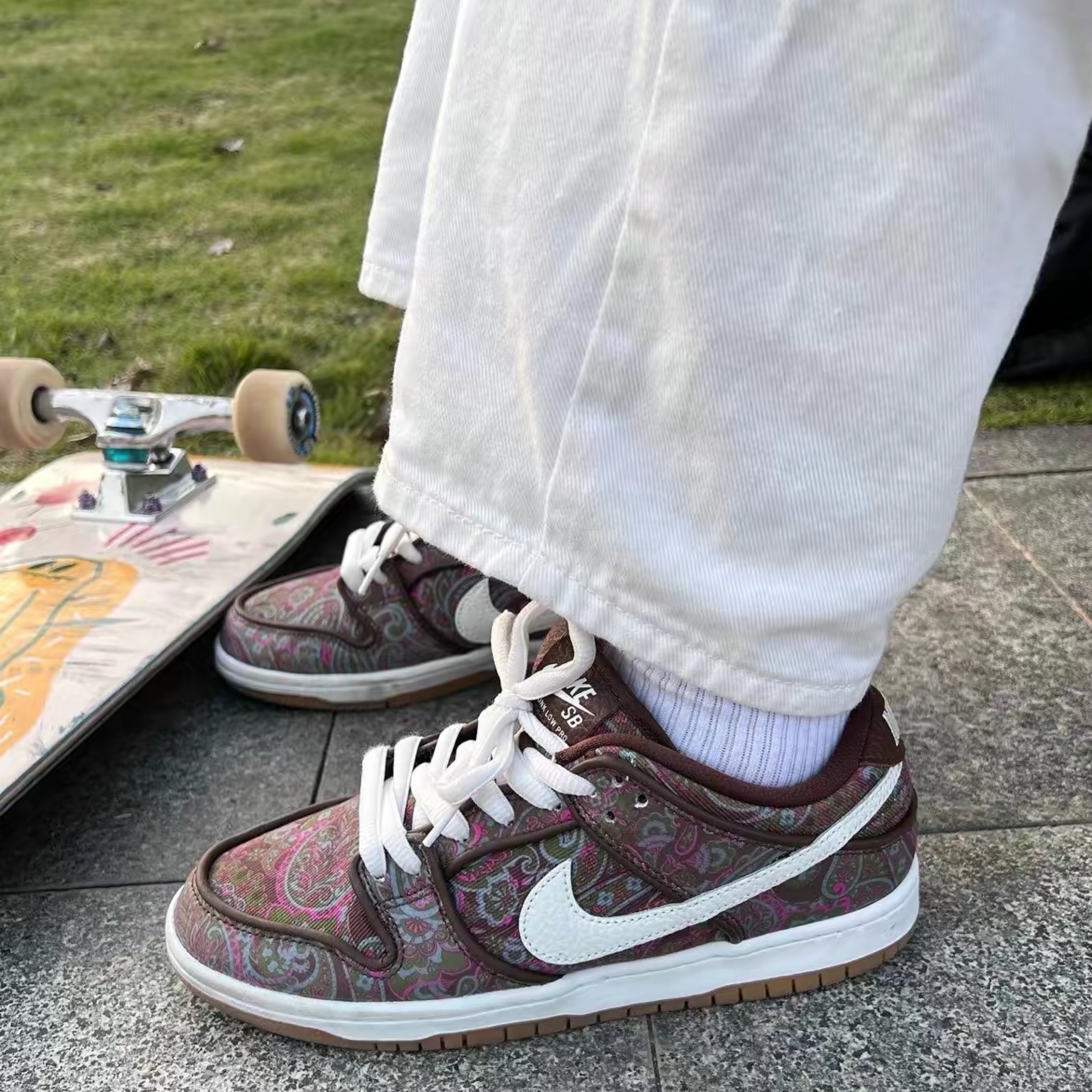 Nike SB Dunk Low Pro Premium Paisley 착용 스타일