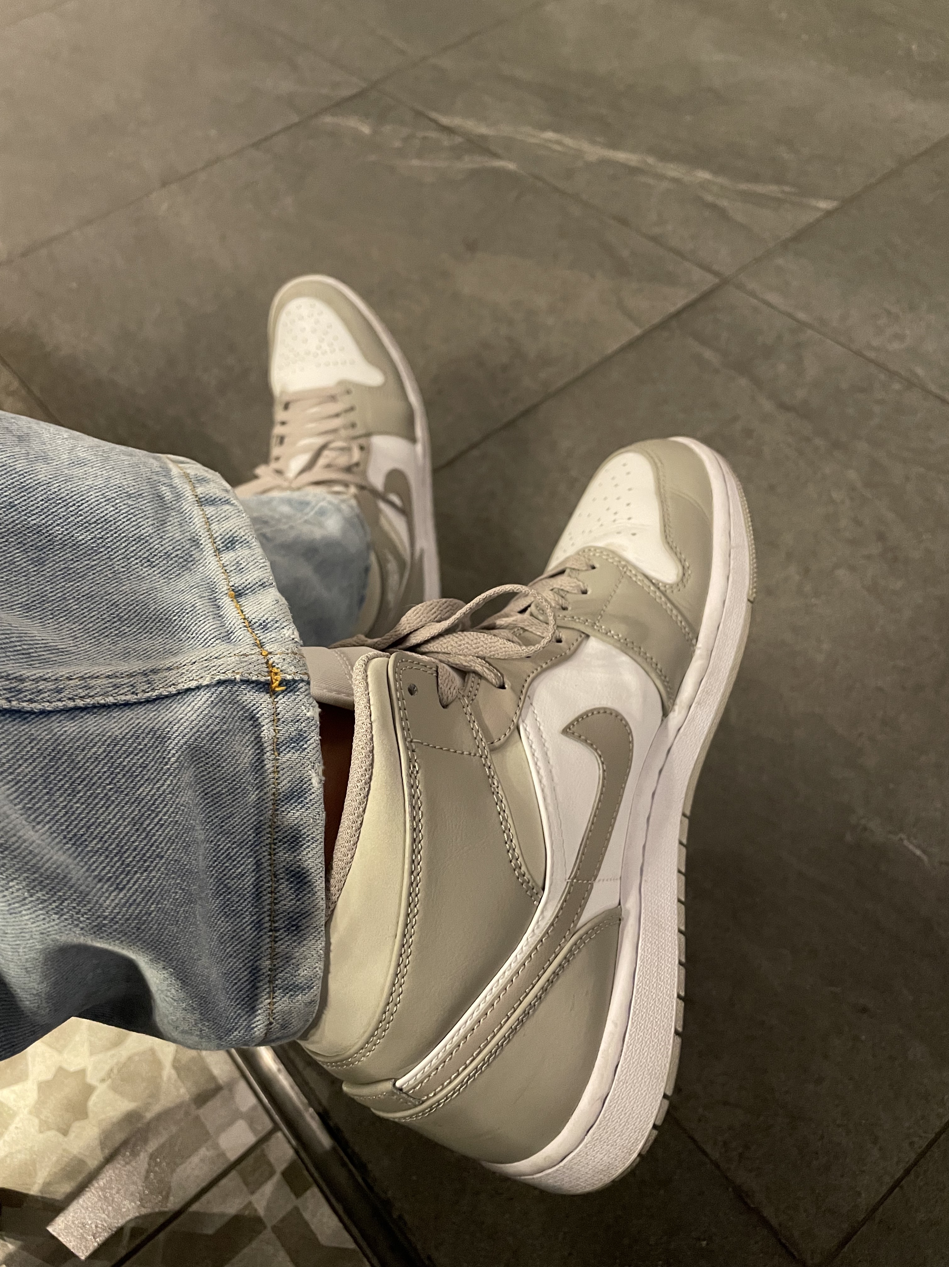 Jordan 1 Mid College Grey 착용 스타일