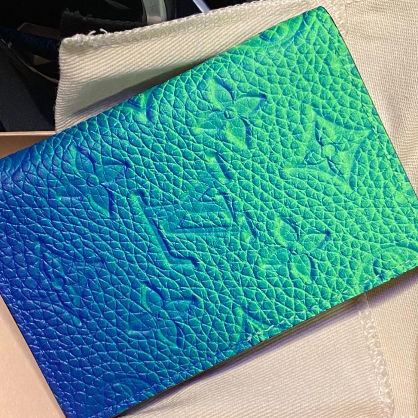 Louis Vuitton Pocket Organizer Taurillon Monogram Blue Green, Louis Vuitton Pocket Organizer Taurillon Monogram Bleu Rose 착용 스타일 - 2