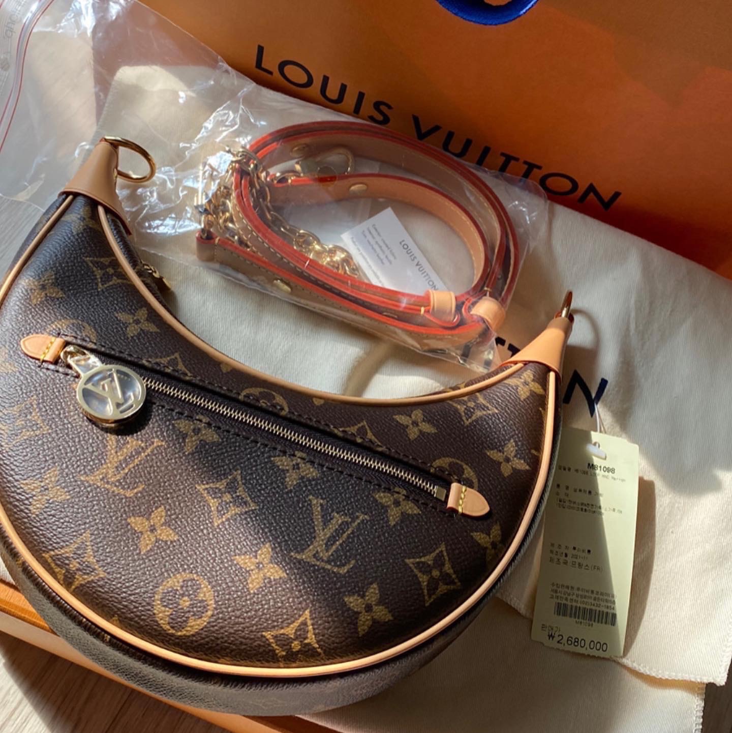 Louis Vuitton Loop Monogram, Louis Vuitton Pocket Organizer Taurillon Monogram Bleu Rose 착용 스타일 - 2