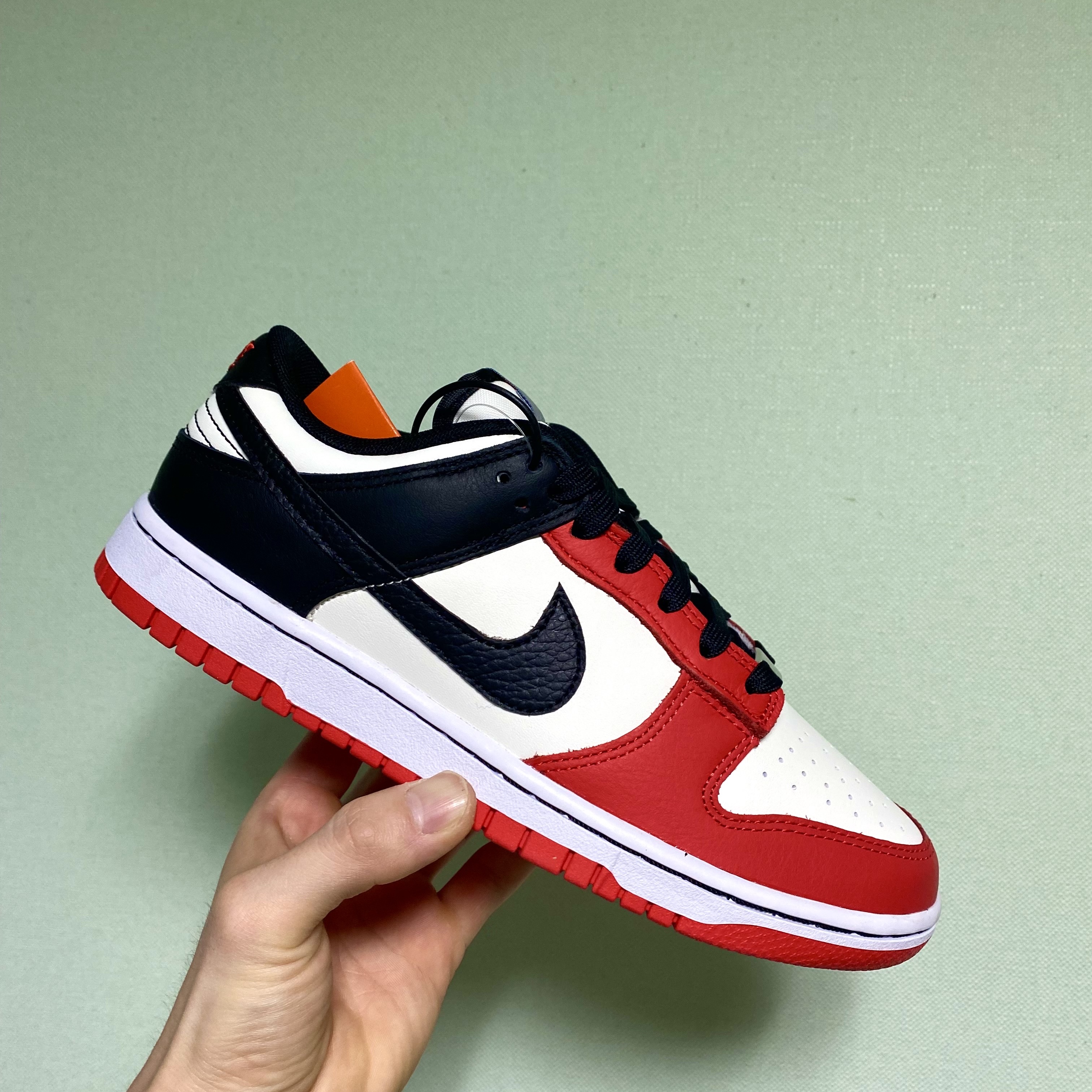 Nike x NBA Dunk Low Retro EMB Black and Chile Red 착용 스타일